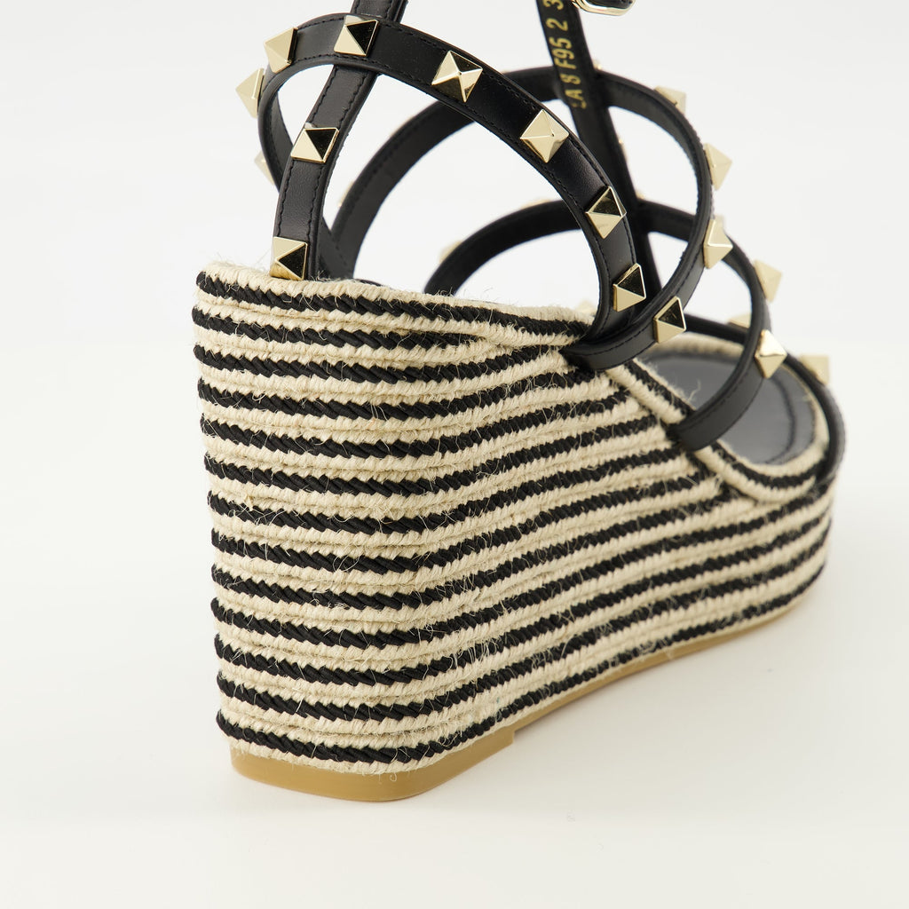 バレンティノ・ガラヴァーニの女性用ロックスタッドウェッジサンダルの画像 - シーズン春夏2026 - 後面ビュー