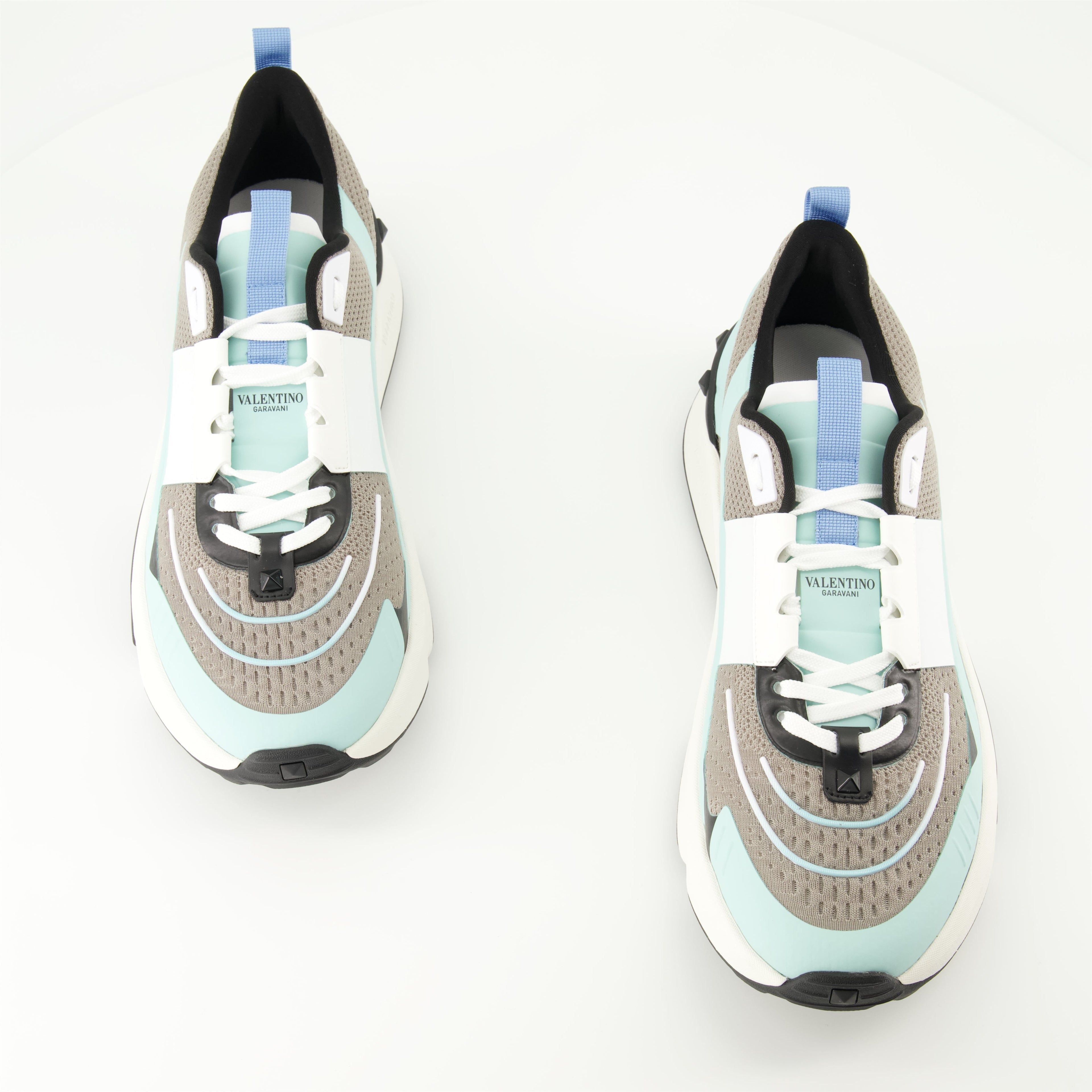 발렌티노 가라바니의 남성용 트루 액트 스니커즈 이미지 - 시즌 봄-여름 2025 - 쌍의 상단 보기