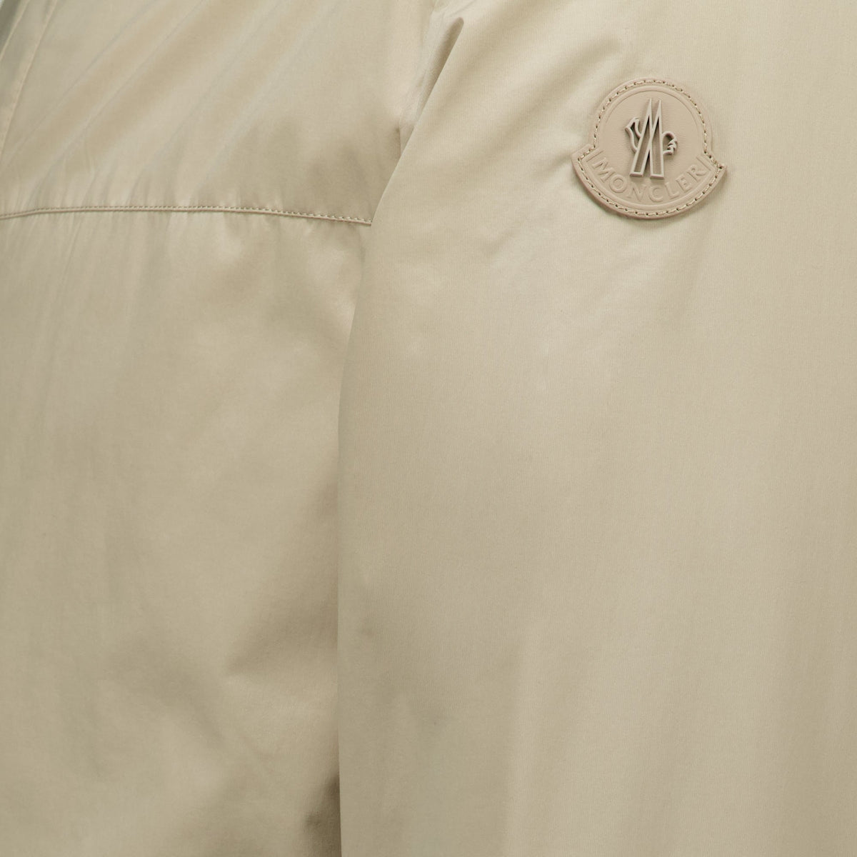 Sobrecamisa Revoline de nailon y plumón