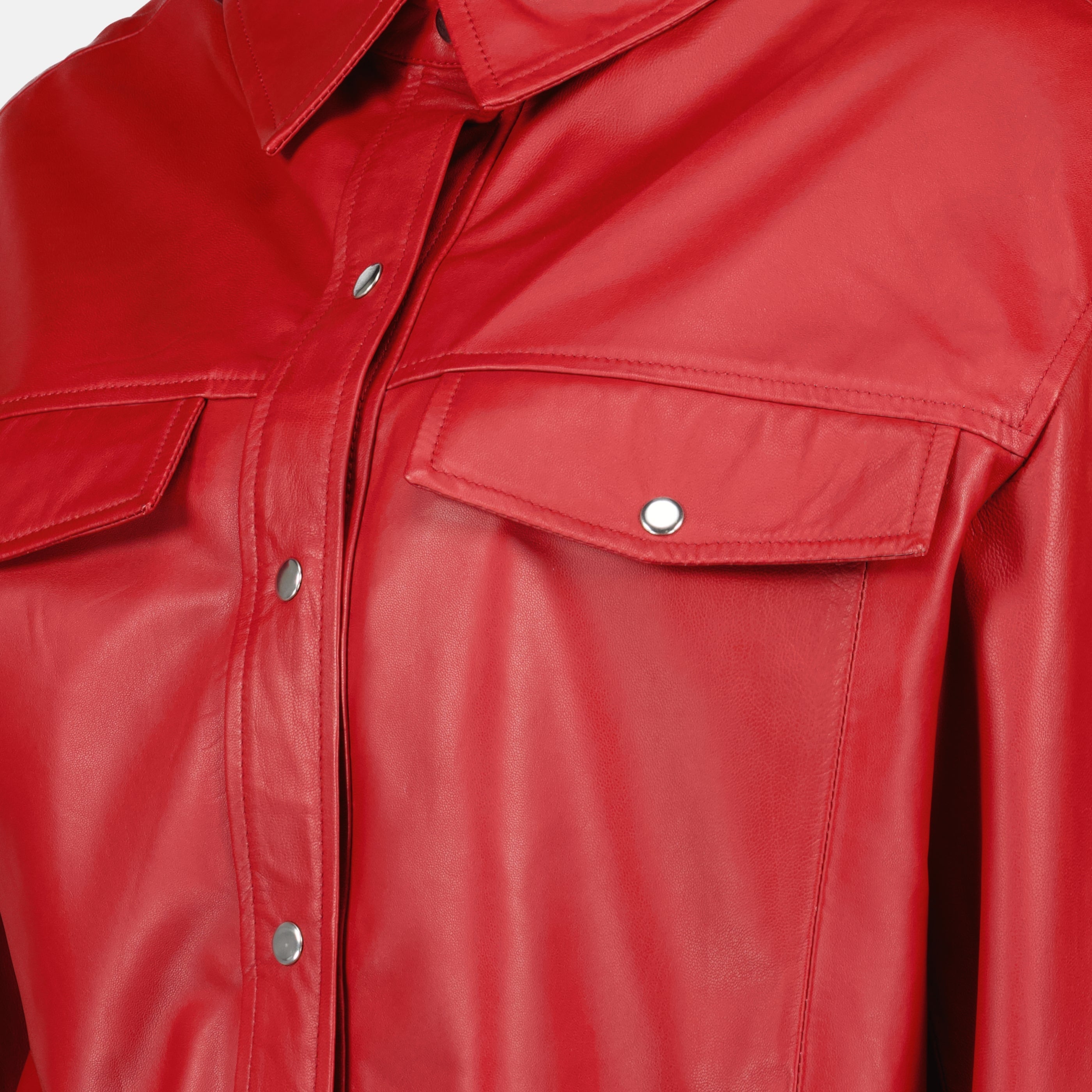 La surchemise en cuir rouge