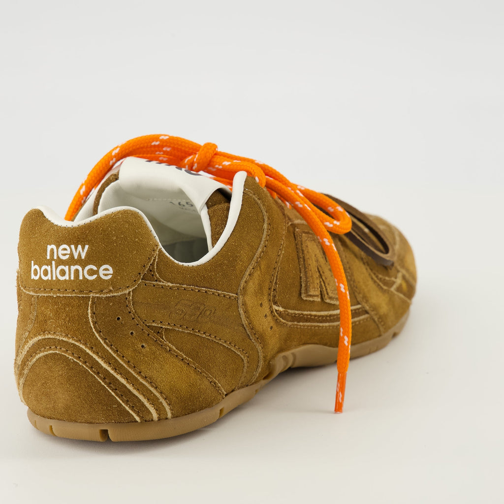 Imagem do New Balance x Miu Miu 530 SL Brown da Miu Miu para mulheres - Temporada Primavera-Verão 2026 - Vista traseira