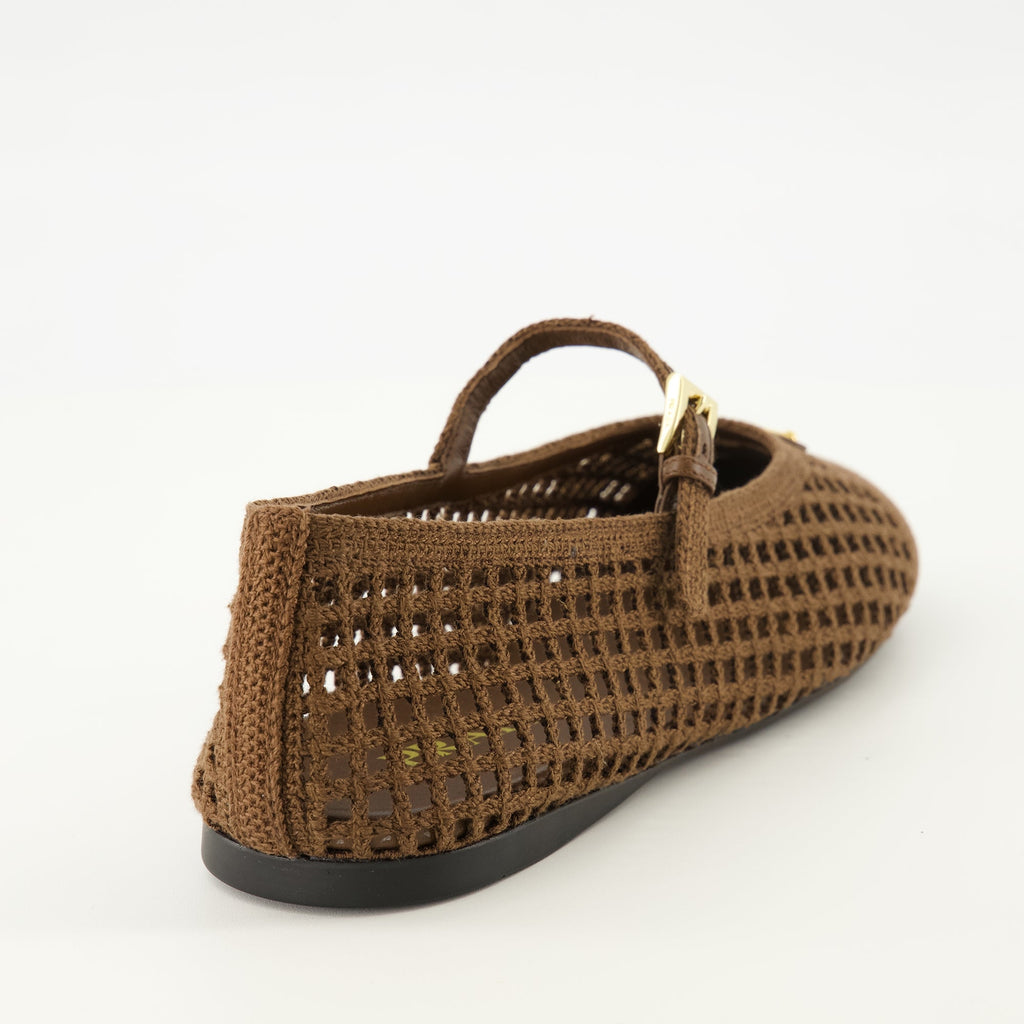 プラダの女性用ブラウンフットウェアの画像 - 2026年春夏シーズン - 後方ビュー