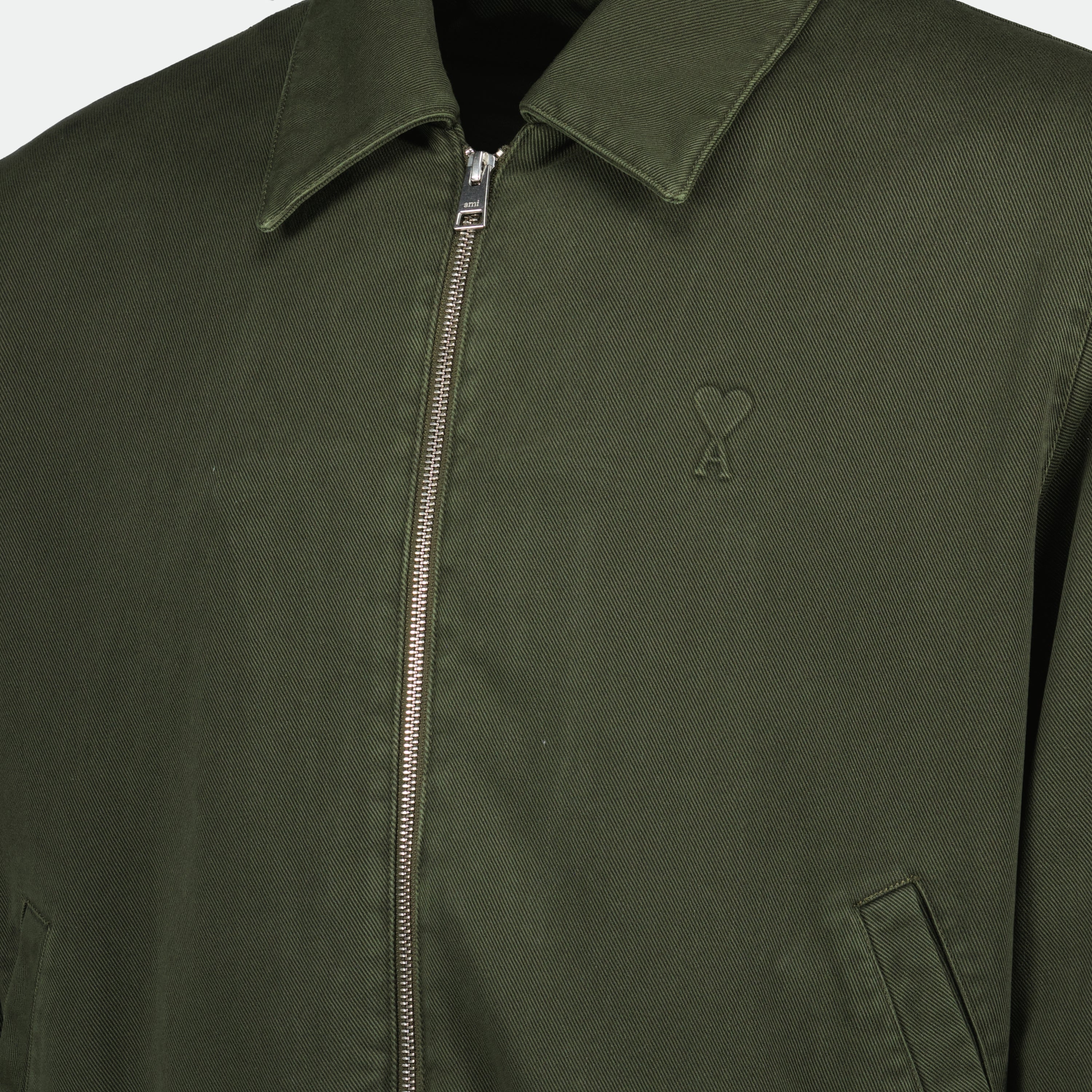 Bilde av Bomber Ami de coeur Kaki fra Ami PARIS for menn - Sesong Vår-Sommer 2025 - Detaljvisning 5