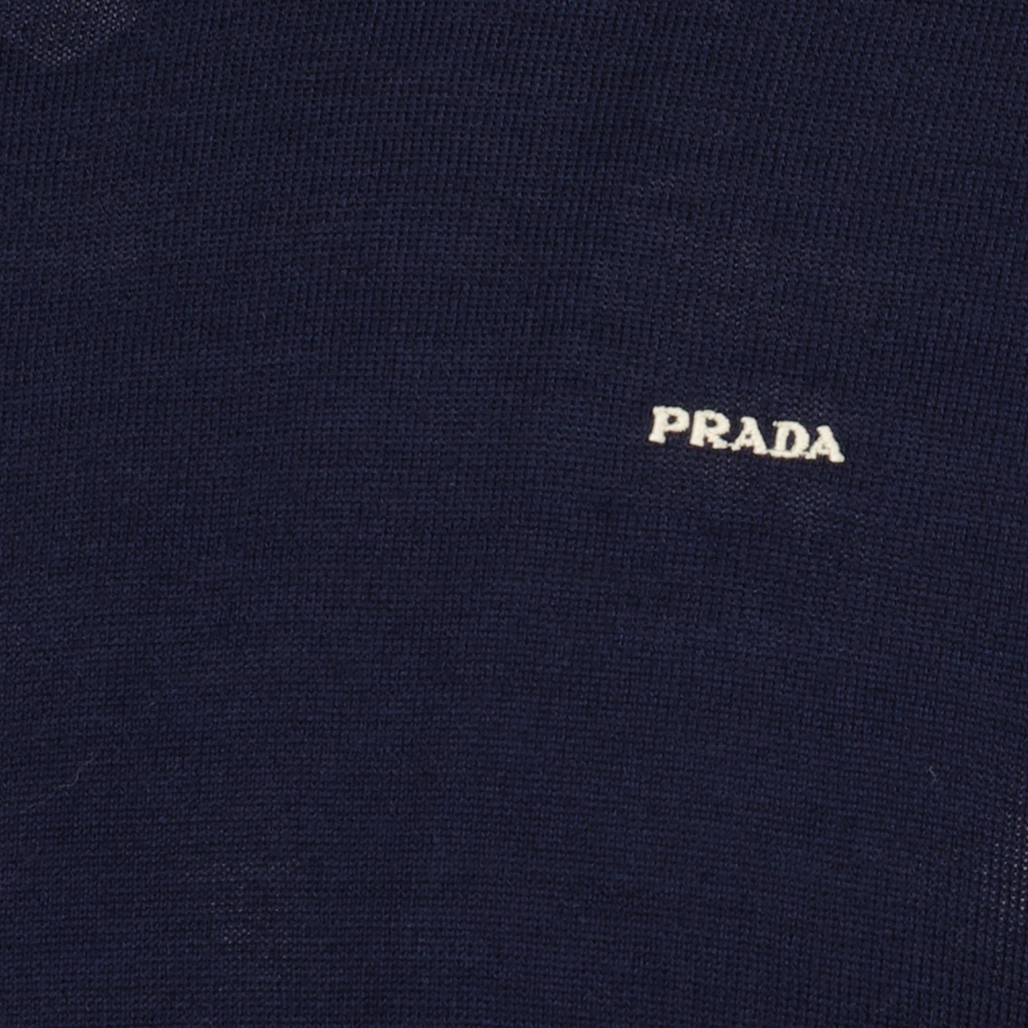 Image d'un pull en fine laine navy de Prada pour hommes - Saison Printemps-Été 2026 - Détail Vue 2