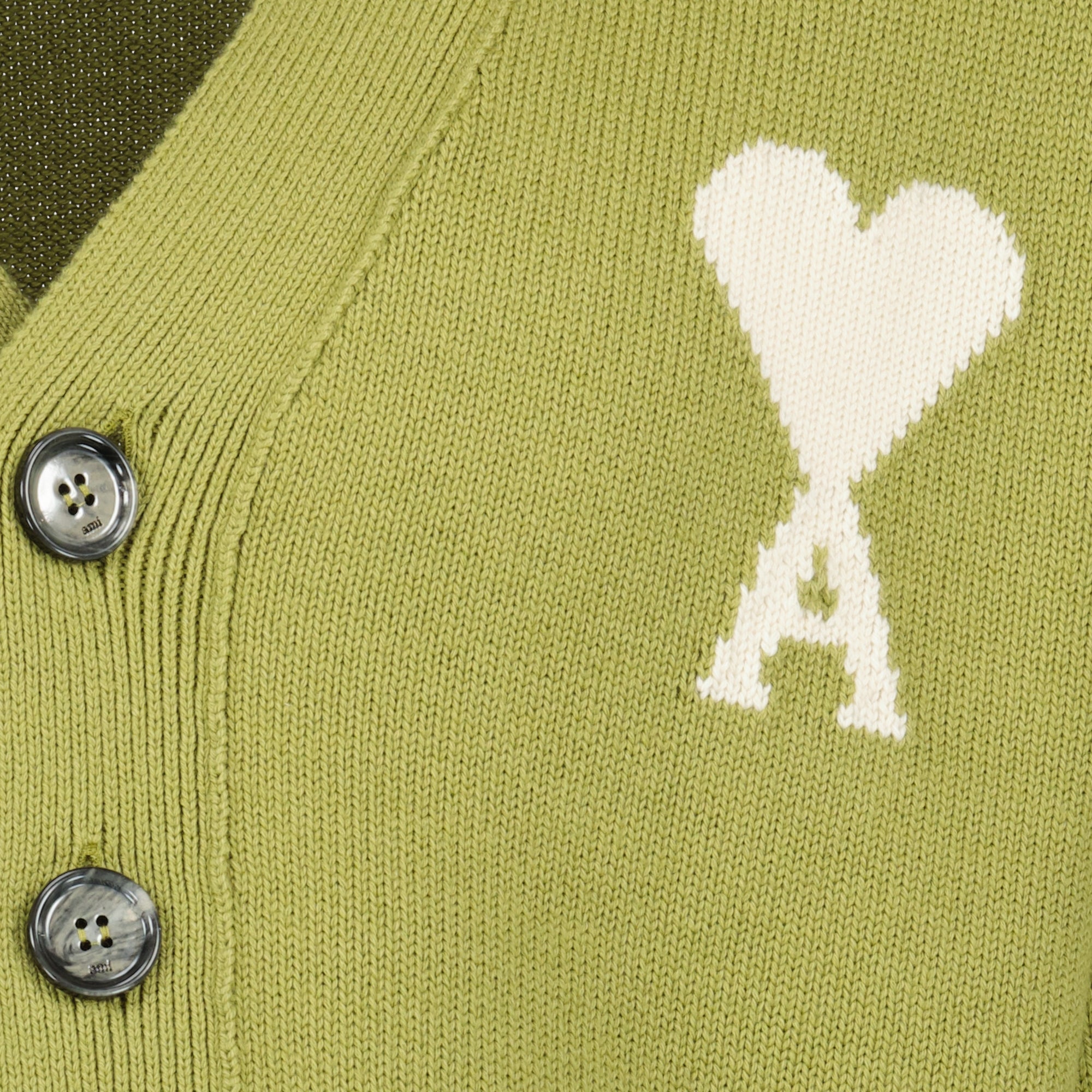 Immagine del cardigan verde Ami de Coeur di Ami PARIS per Unisex - Stagione Primavera-Estate 2026 - Vista dei dettagli del prodotto 3
