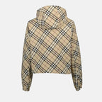 Imagem de um corta-vento beige aos quadrados da Burberry para mulheres - Temporada Primavera-Verão 2025 - Vista de detalhes do produto 1