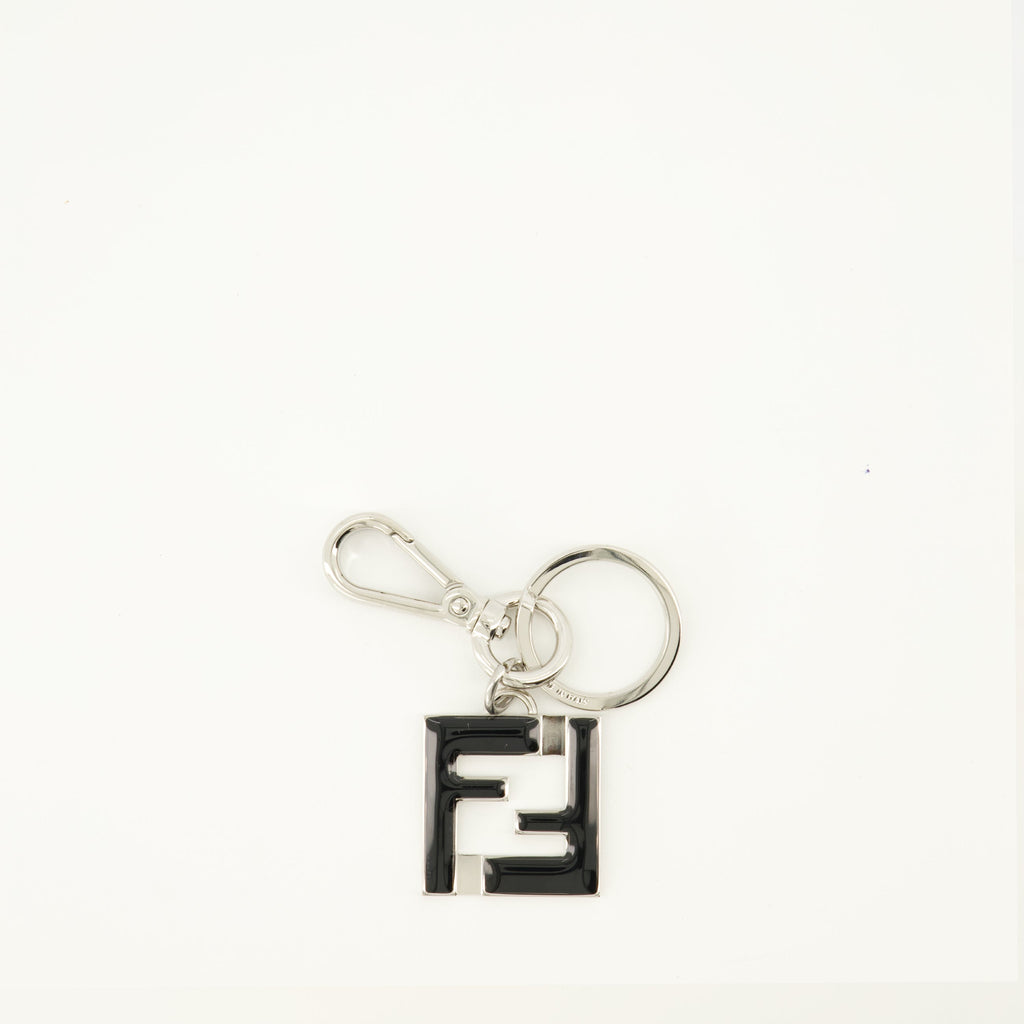 Imagem do chaveiro quadrado FF preto e prata da Fendi para homens - Temporada Primavera-Verão 2026 - Vista Frontal