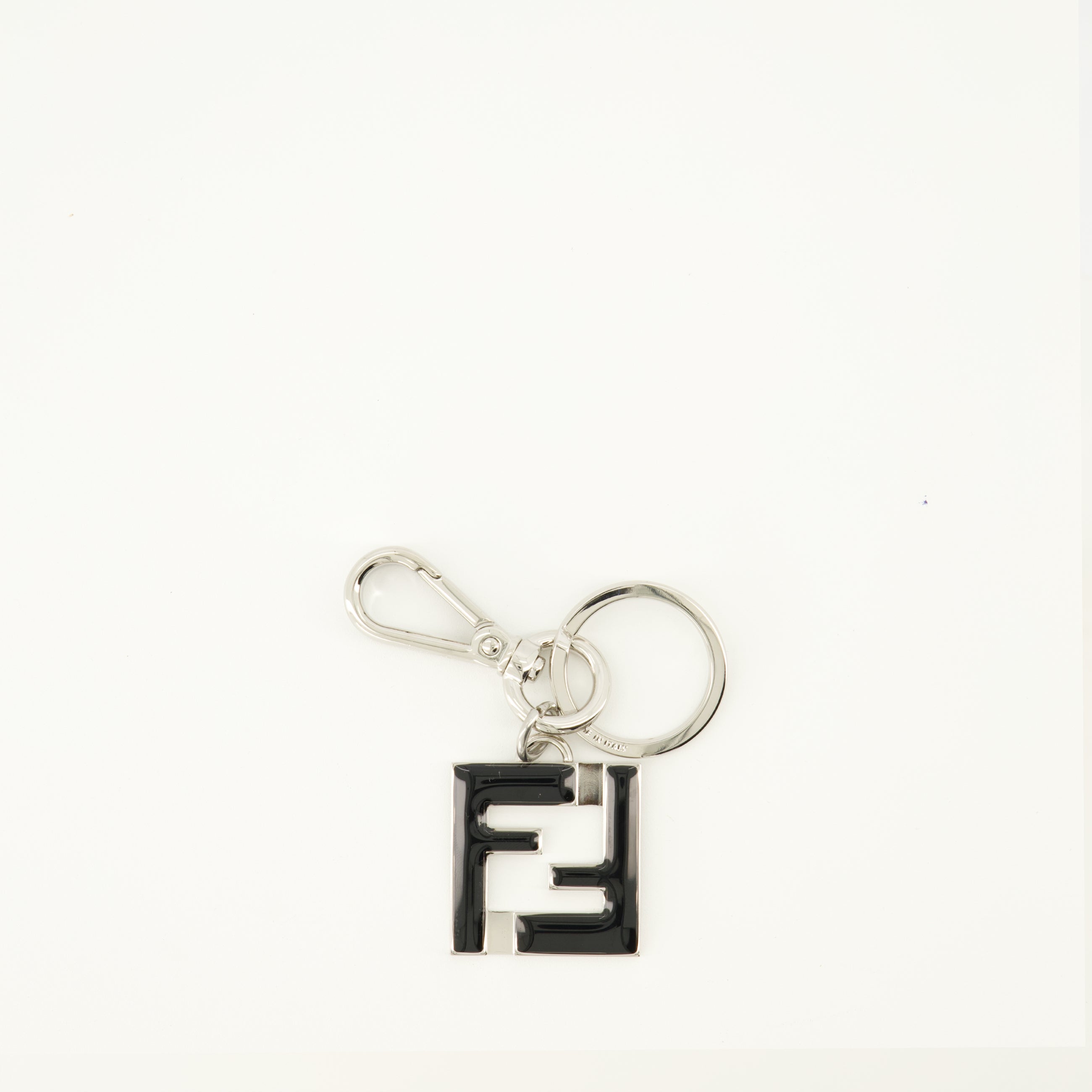 Bilde av firkantet FF svart og sølv nøkkelor fra Fendi for menn - Sesong Vår-Sommer 2026 - Foran visning