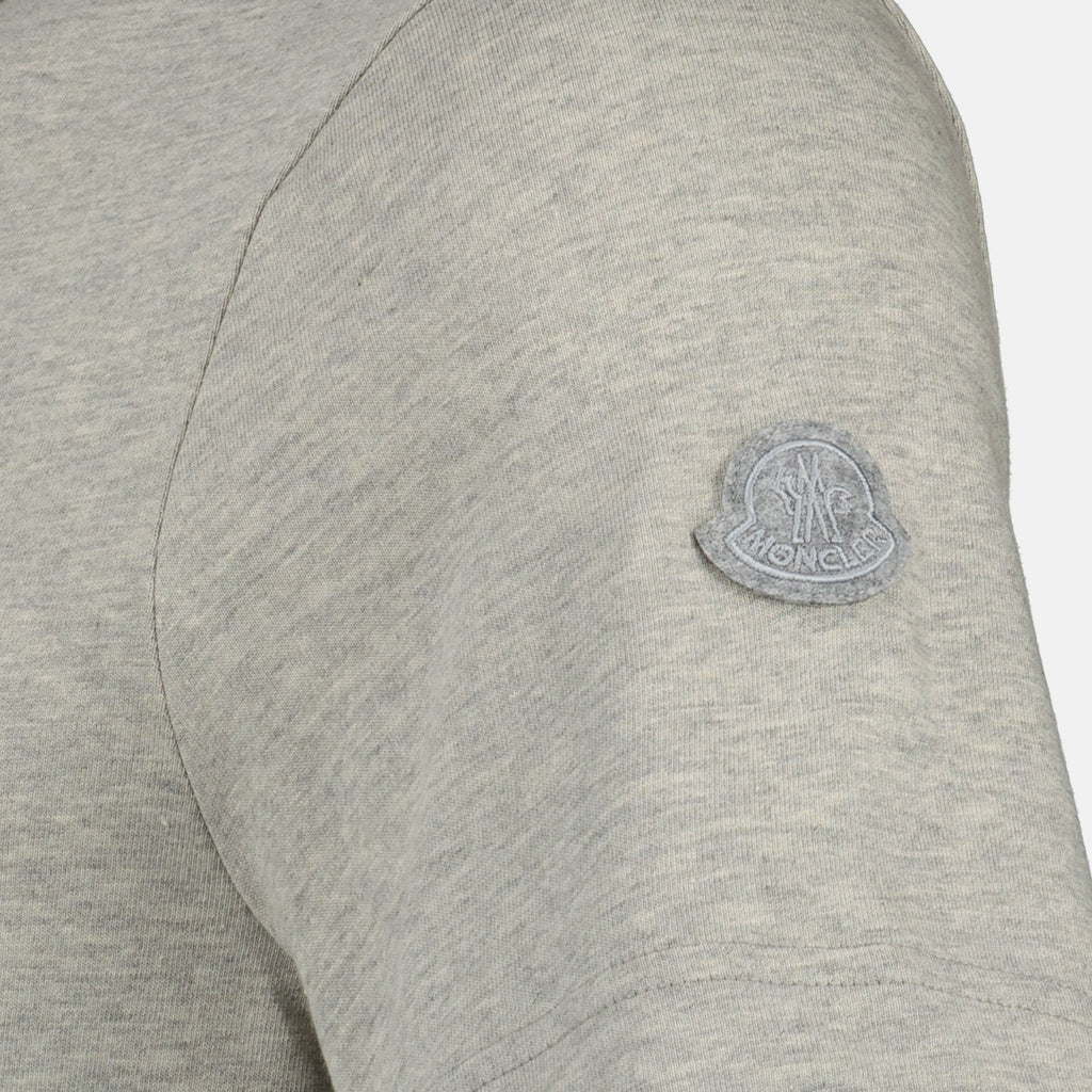 Image du t-shirt logo gris de Moncler pour homme - Saison Printemps-Été 2026 - Vue de détail 2