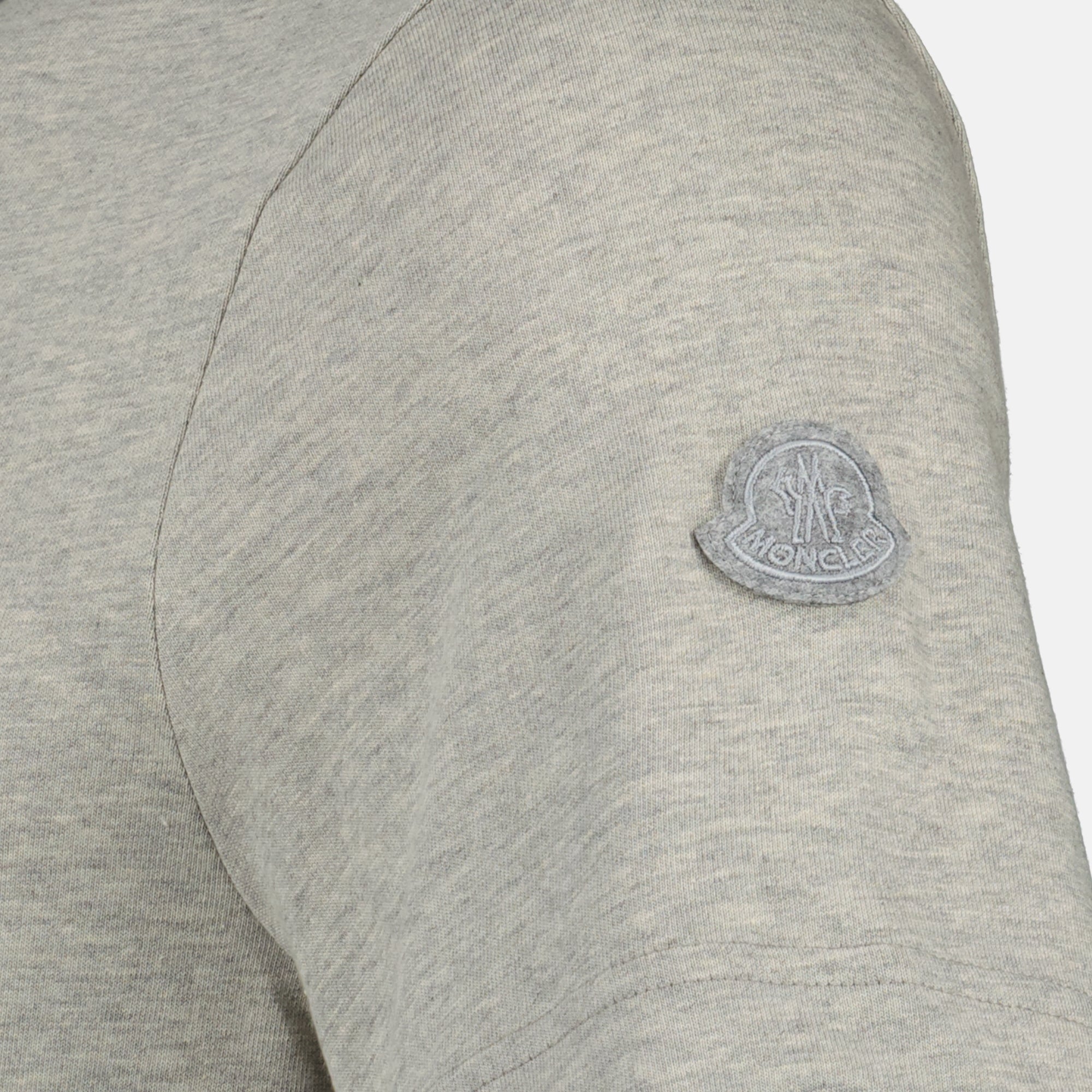 Image du t-shirt logo gris de Moncler pour homme - Saison Printemps-Été 2026 - Vue de détail 2