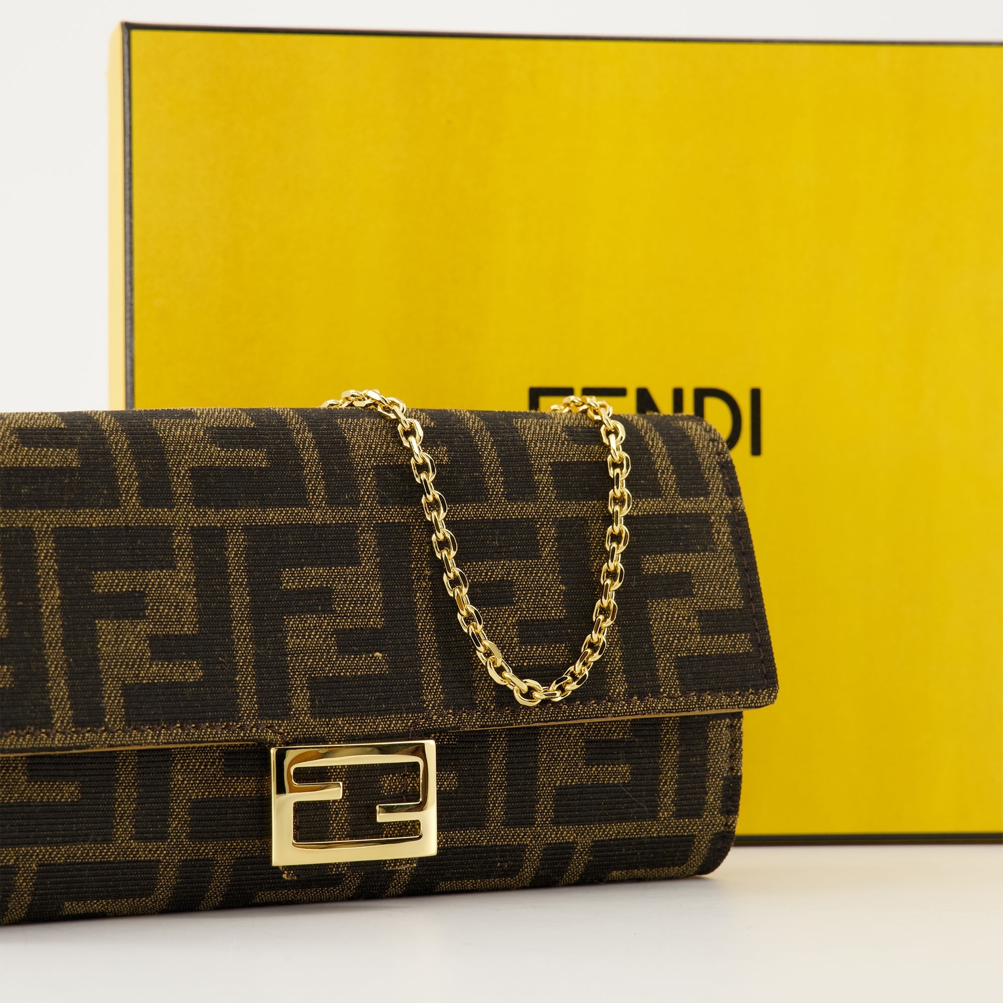Image of BaguetteChain FF Bag by Fendi for Women - Season Autumn-Winter 2025 - Detail View 1