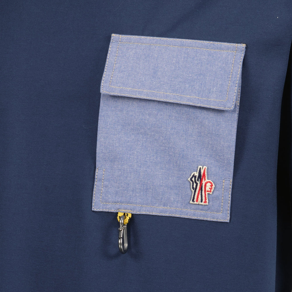 Bild eines T-Shirts mit Denim-Tasche von Moncler Grenoble für Herren - Saison Frühling-Sommer 2026 - Detailansicht 1