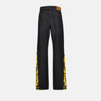 Imagen de los jeans acampanados Barocco de Versace para mujeres - Temporada Otoño-Invierno 2024 - Vista de detalle 2