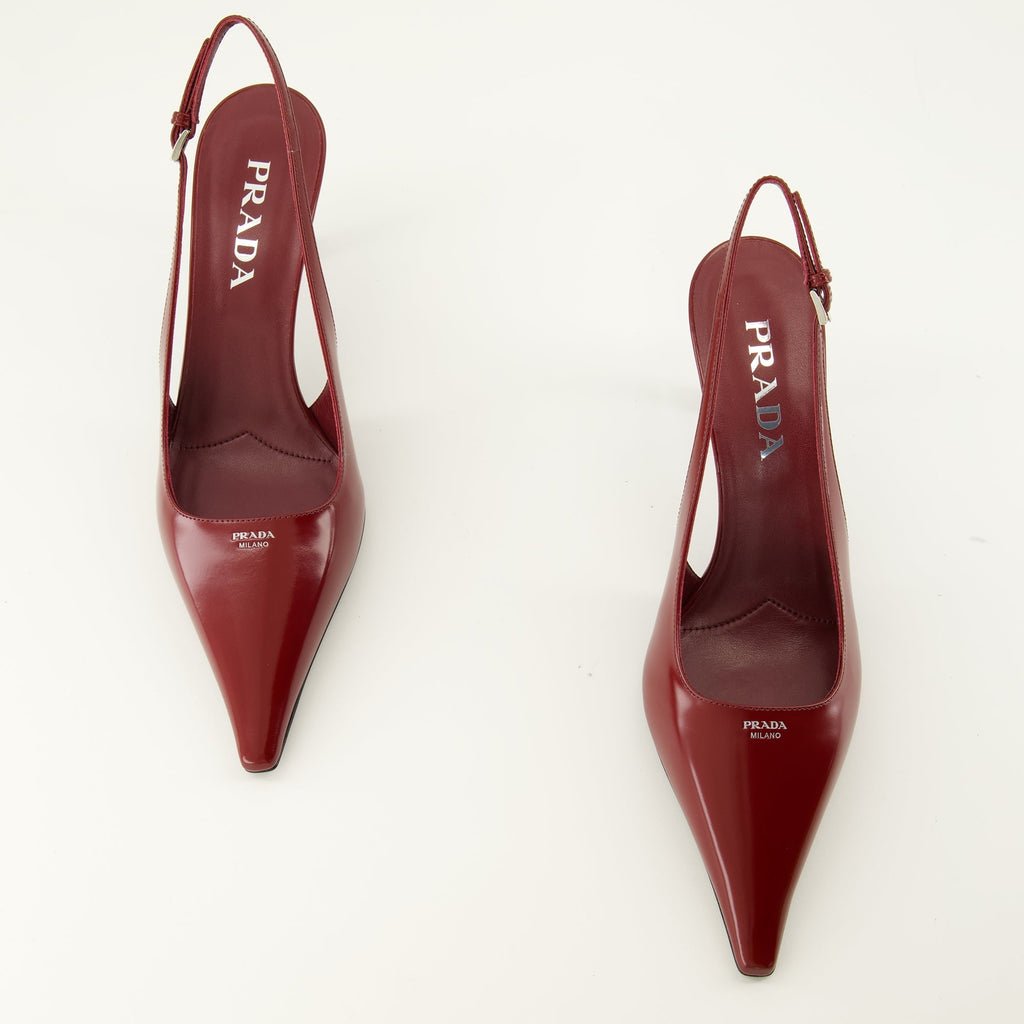 Rote Lackleder-Pumps mit spitzer Zehenpartie