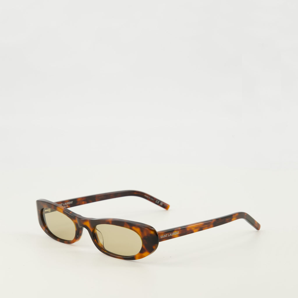 Imagen de las gafas de sol marrones SL557 de Saint Laurent para mujeres - Temporada Primavera-Verano 2026 - Vista trasera