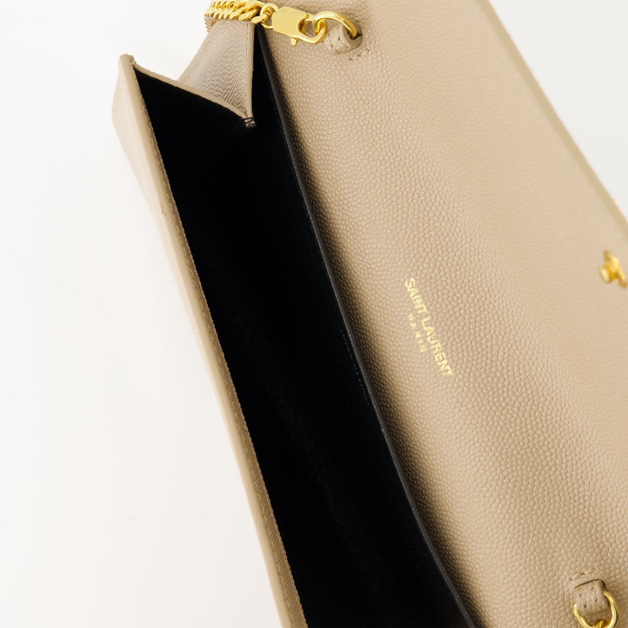 Image of Uptown Beige Chain Pouch by Saint Laurent for Women - Season Spring-Summer 2025 - Detail View 2