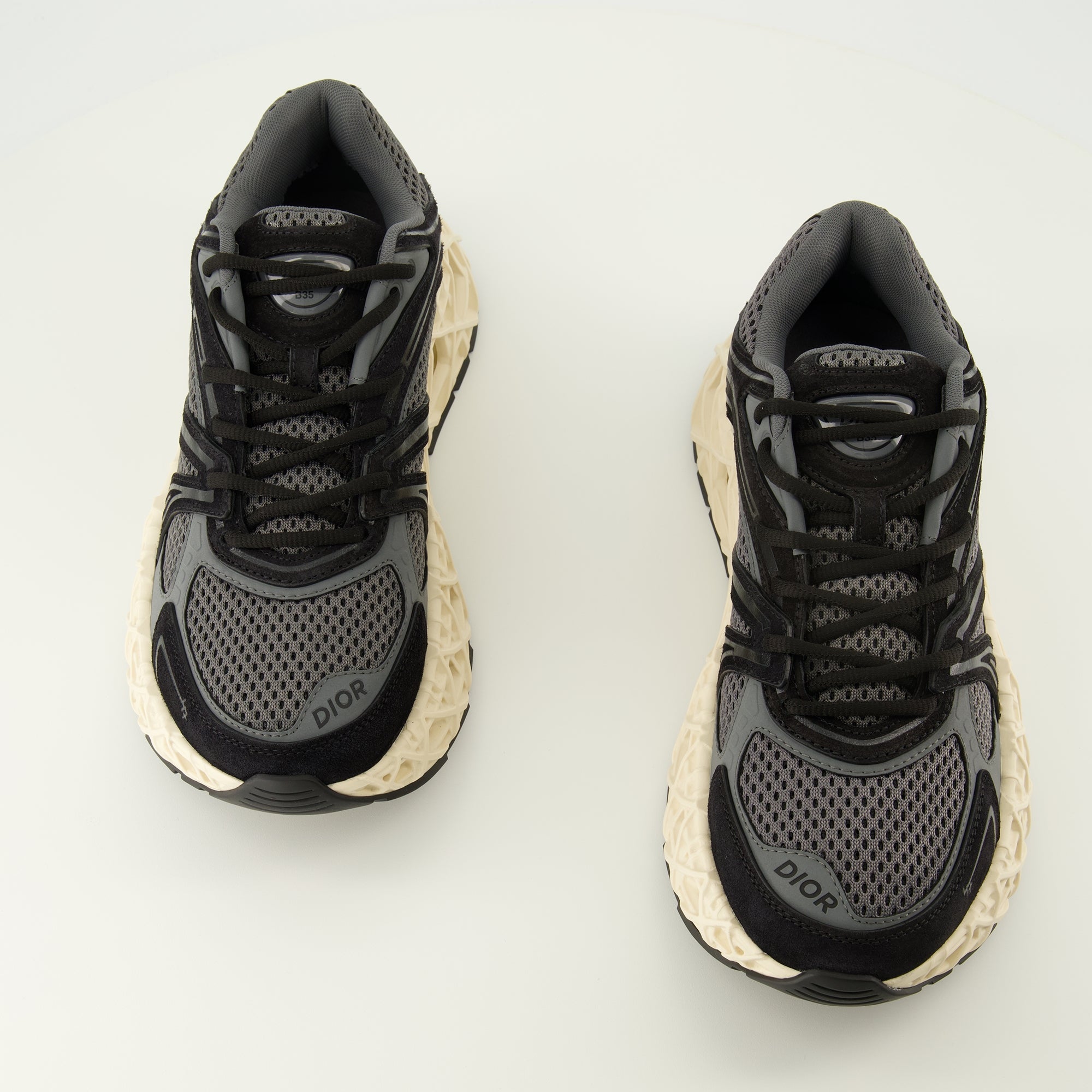 Immagine delle sneakers grigie B35 di Dior per uomini - Stagione Primavera-Estate 2026 - Vista dall'alto della coppia