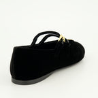 Imagen de bailarinas de terciopelo negro con logo metálico de Prada para mujeres - Temporada primavera-verano 2025 - Vista de detalle del producto 4