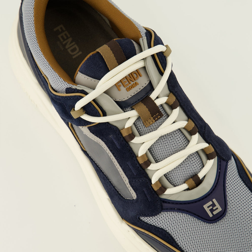 Sneakers i semsket skinn og teknisk stoff