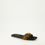 Imagem de sandálias de veludo leopardo da Prada para mulheres - Temporada Outono-Inverno 2024 - Vista frontal direita em três quartos