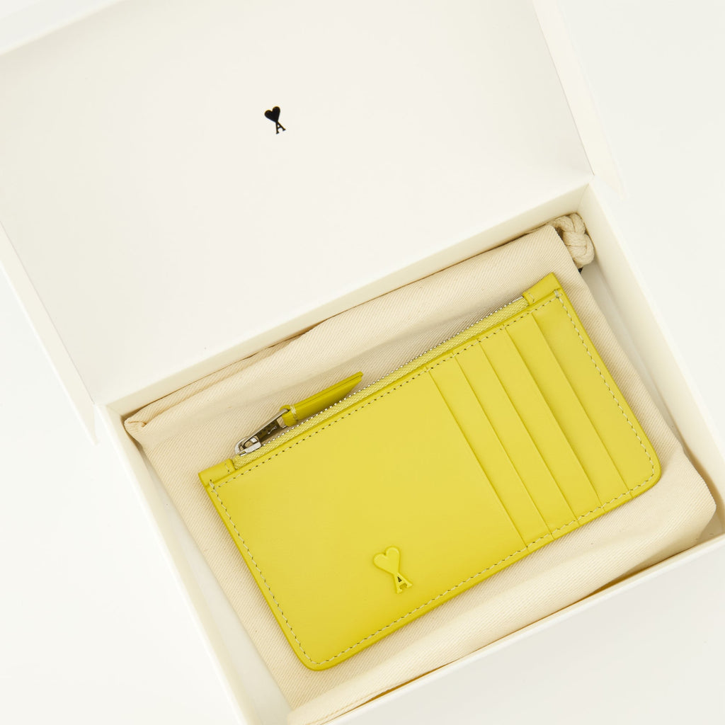 Ami PARISのユニセックス用ami de coeurイエローのジッパーカードホルダーの画像 - シーズン春夏2026 - 詳細ビュー 2