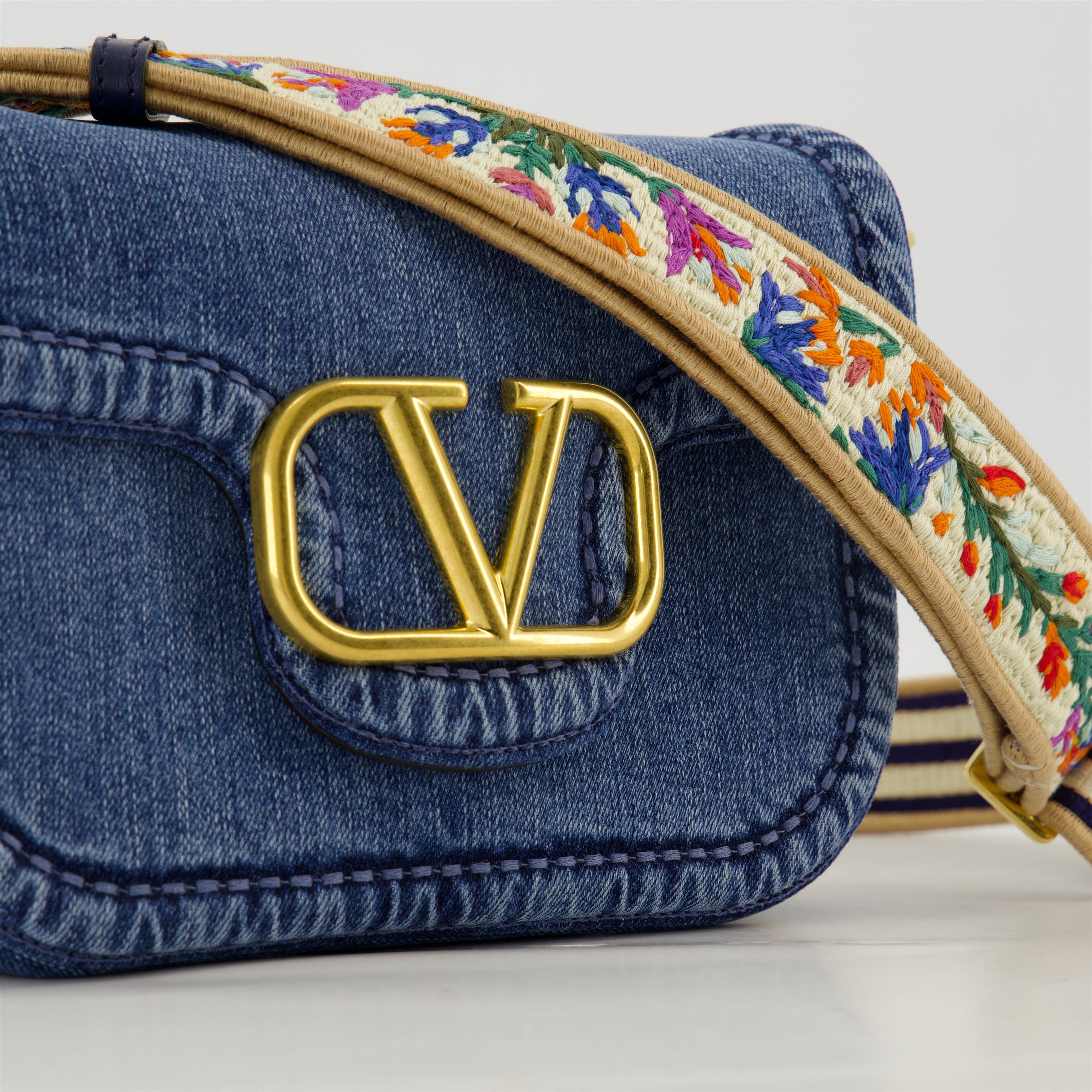 VLogo sac, blue denim bag, Valentino accessory, adjustable strap bag, floral embroidered shoulder bag