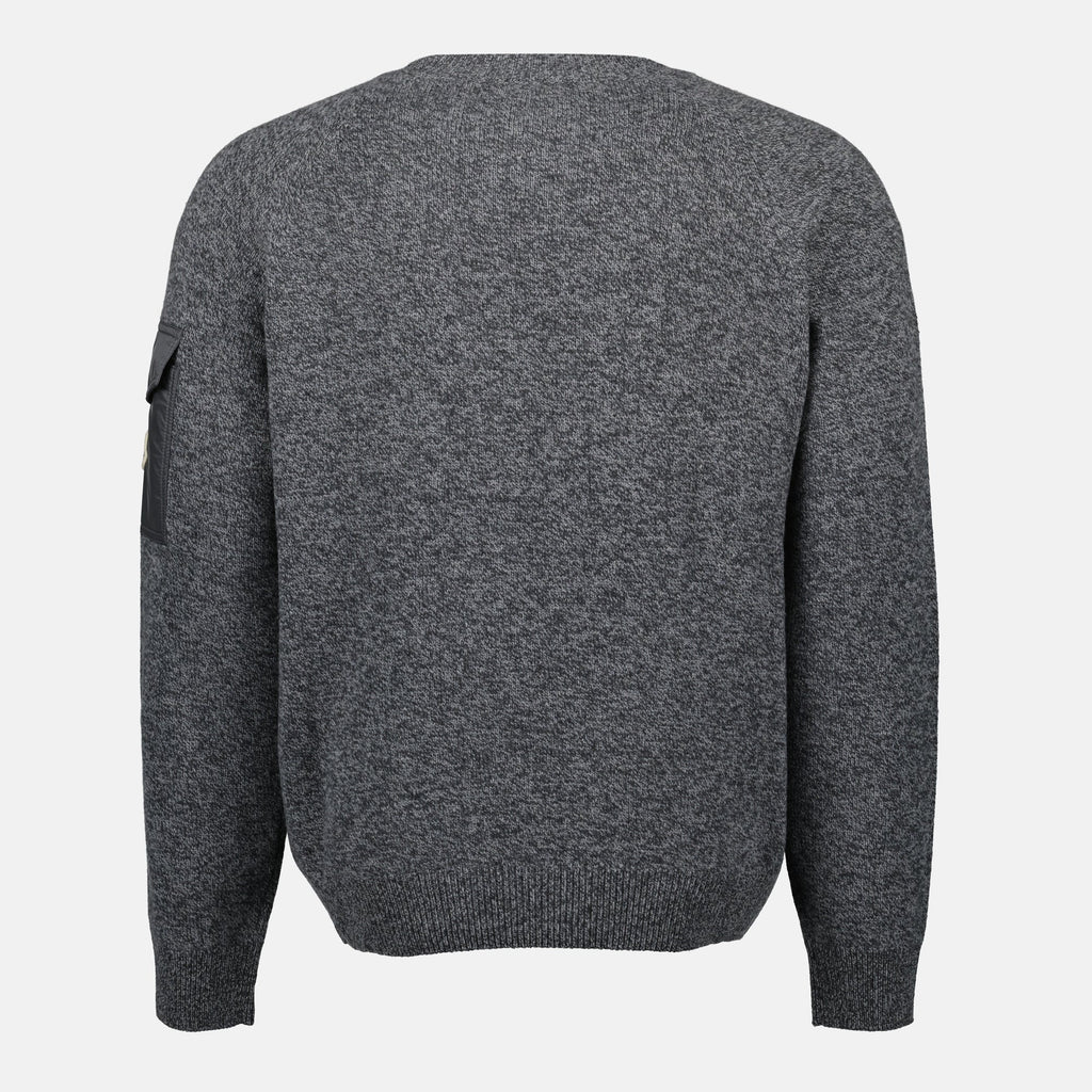 Imagem de um pullover de lã de cashmere cinza da Moncler para Homens - Temporada Outono-Inverno 2025 - Vista Traseira