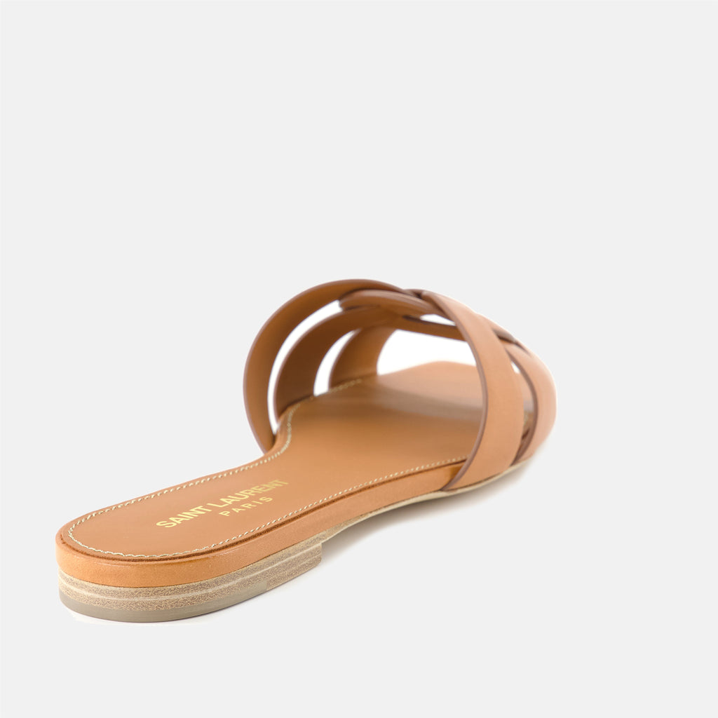 여성을 위한 생 로랑의 뮬스 트리뷰트 이미지 - 봄-여름 2025 시즌 - 뒤쪽 보기