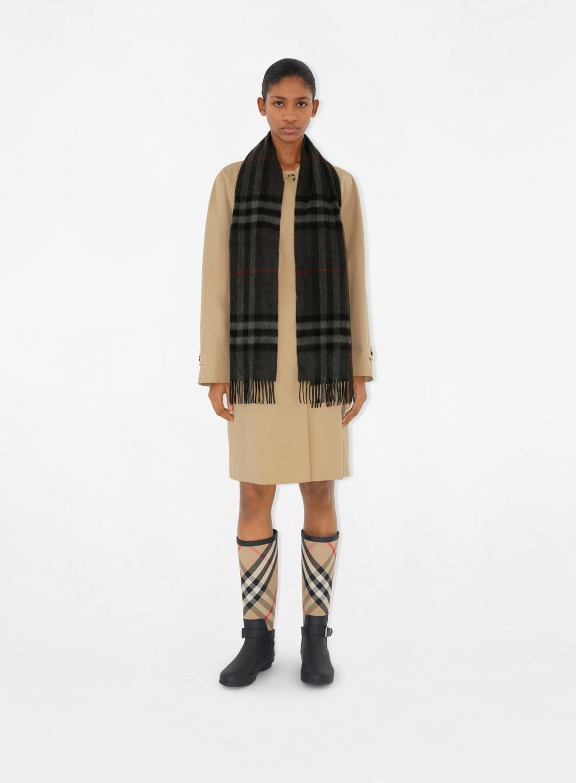 Image of Checkered Cashmere Scarf by Burberry for Unisex - Season Autumn-Winter 2023 - Detail View 8