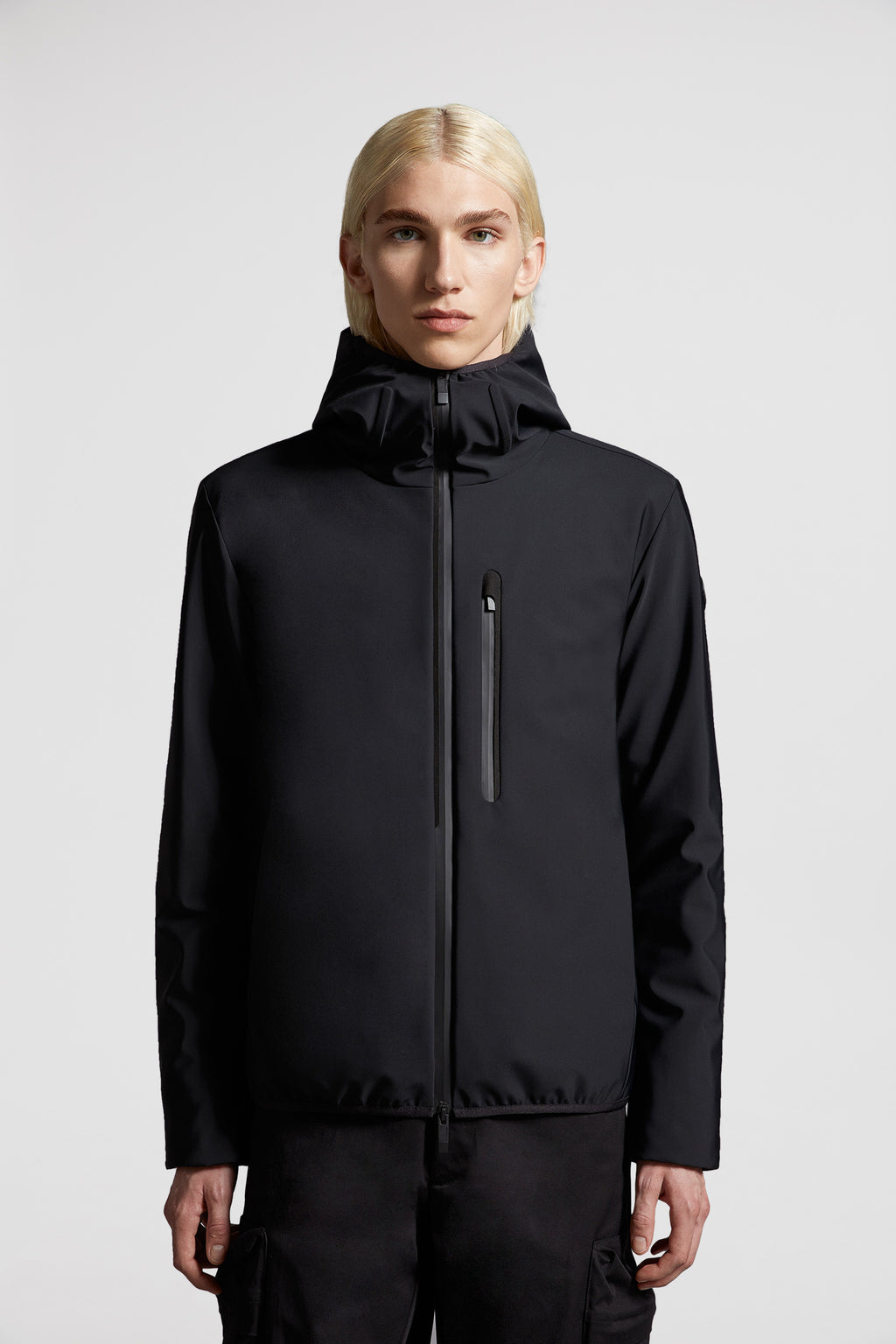 Imagem de casaco de nylon preto da Moncler para homens - Temporada Primavera-Verão 2024 - Detalhe 12