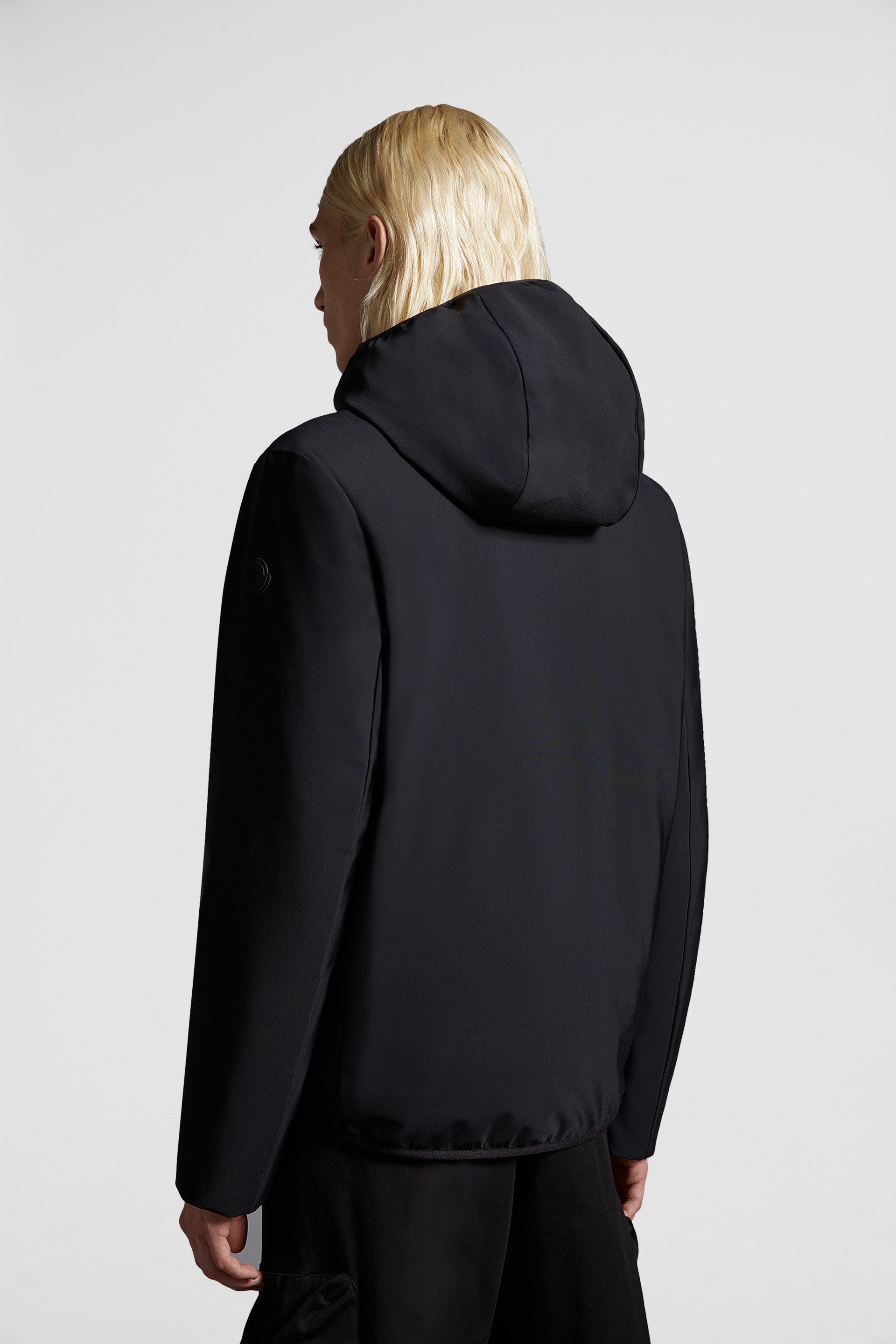 Imagem de casaco de nylon preto da Moncler para homens - Temporada Primavera-Verão 2024 - Detalhe 10