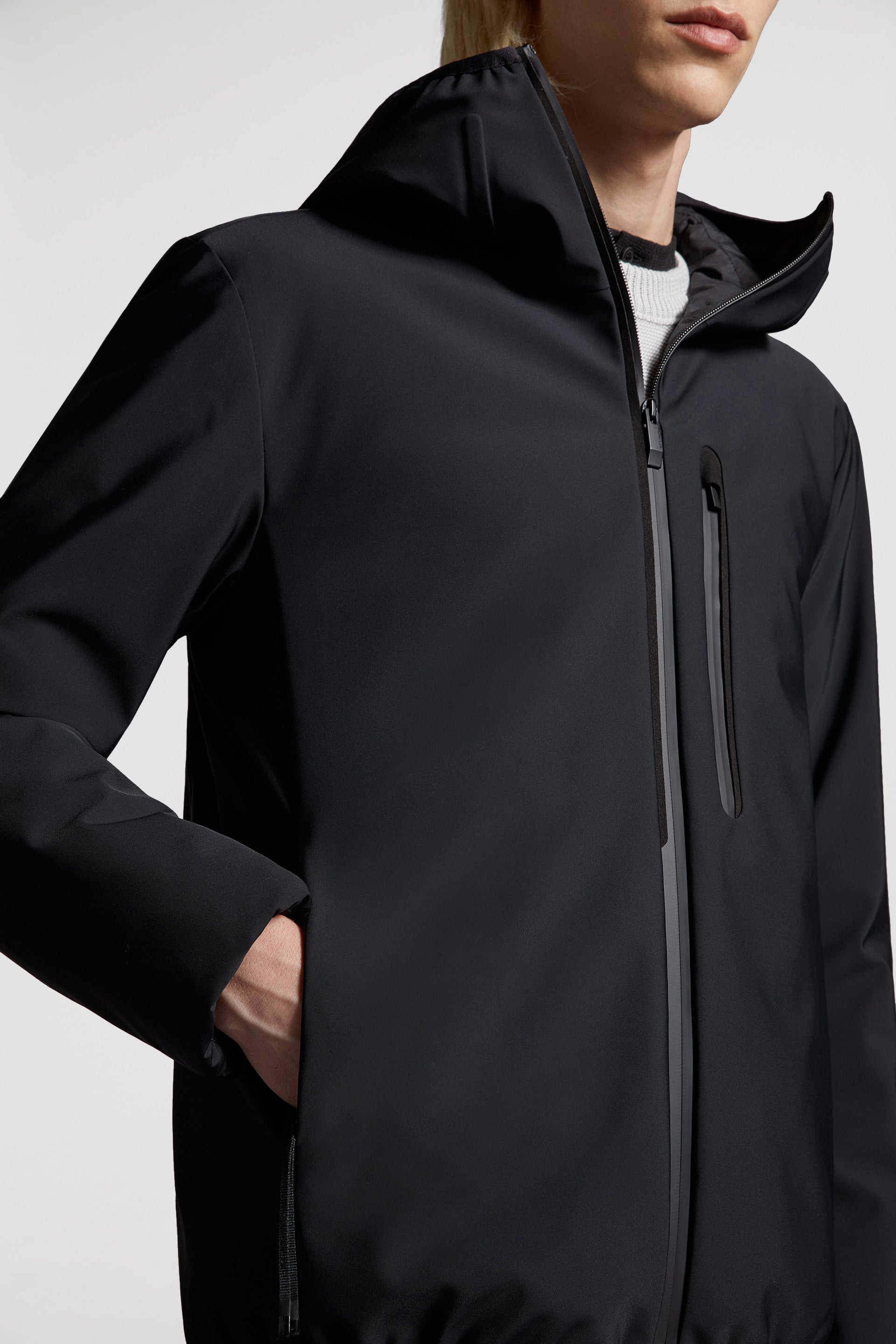 Imagem de casaco de nylon preto da Moncler para homens - Temporada Primavera-Verão 2024 - Detalhe 9