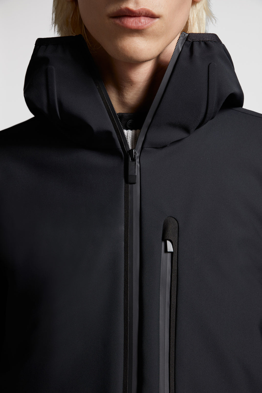 Imagem de casaco de nylon preto da Moncler para homens - Temporada Primavera-Verão 2024 - Detalhe 8