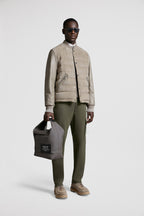 Imagen de pantalones de algodón caqui de pierna recta de Moncler para hombres - Temporada Primavera-Verano 2024 - Vista de detalle 12