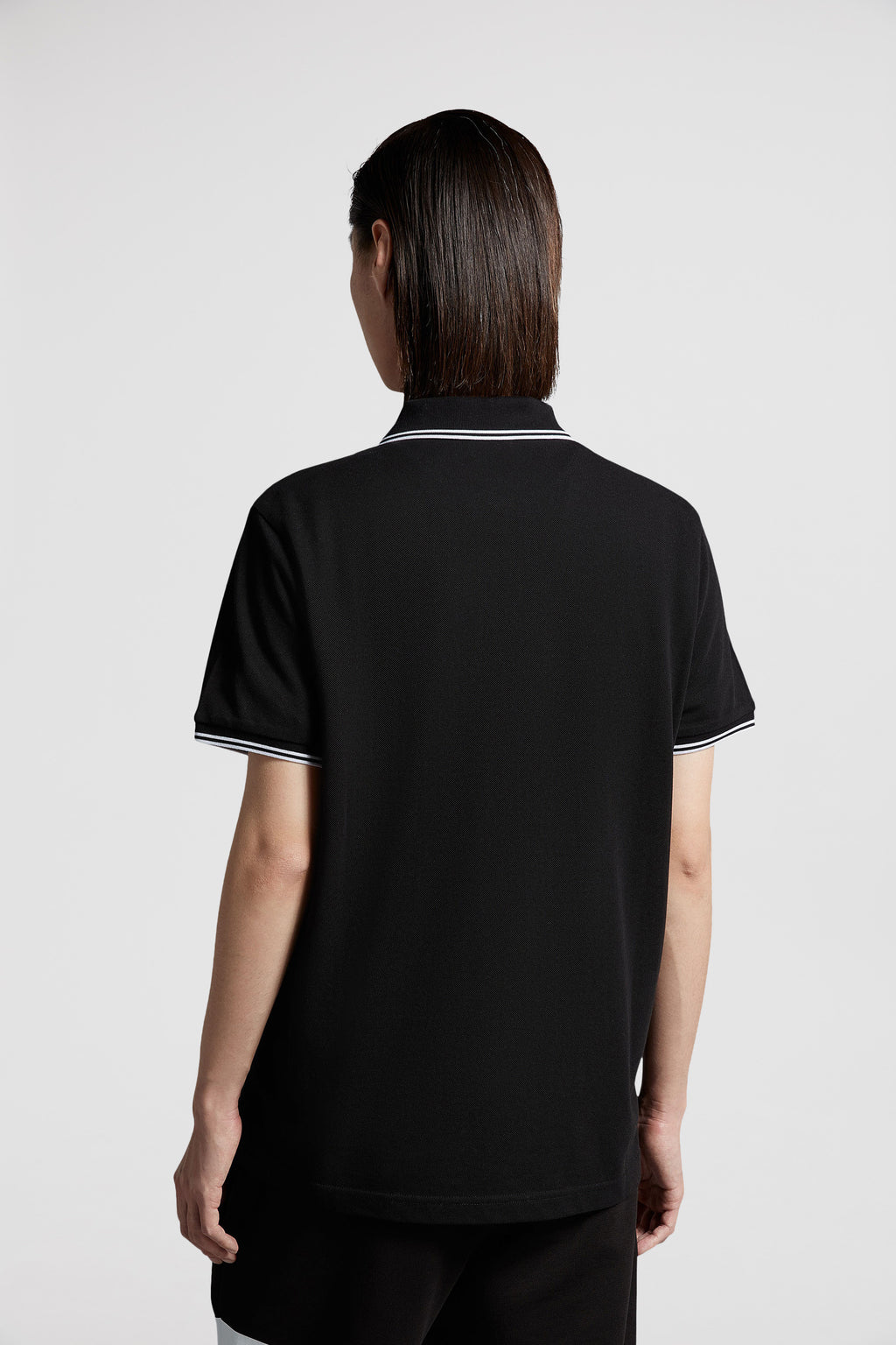 モンクレールのメンズ用コントラストトリム付き黒のポロシャツの画像 - シーズン春夏2024 - ディテールビュー9