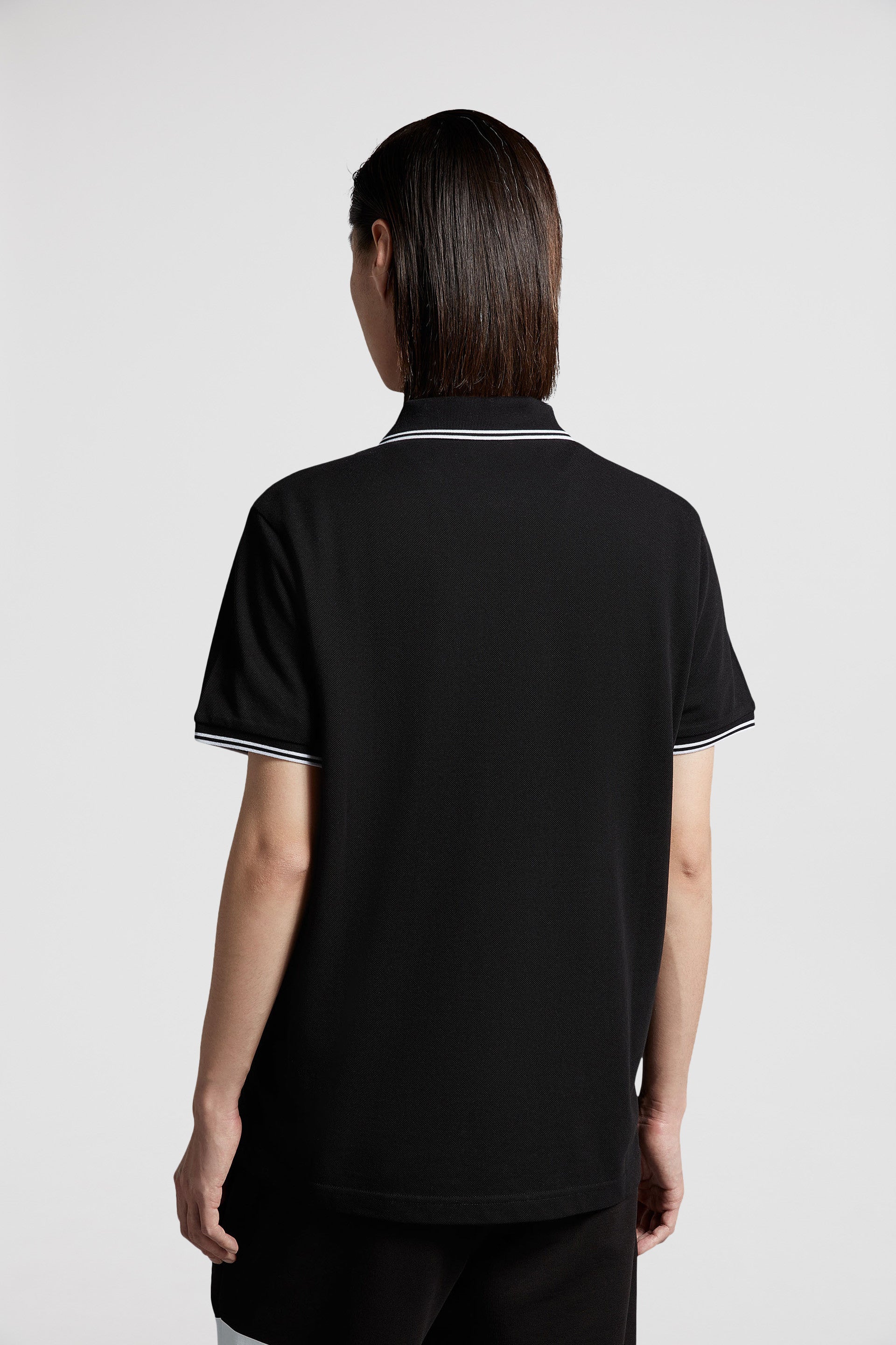 モンクレールのメンズ用コントラストトリム付き黒のポロシャツの画像 - シーズン春夏2024 - ディテールビュー9