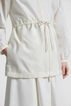 Imagem da jaqueta de nylon branca da Moncler para mulheres - Temporada Primavera-Verão 2024 - Detalhe Vista 9
