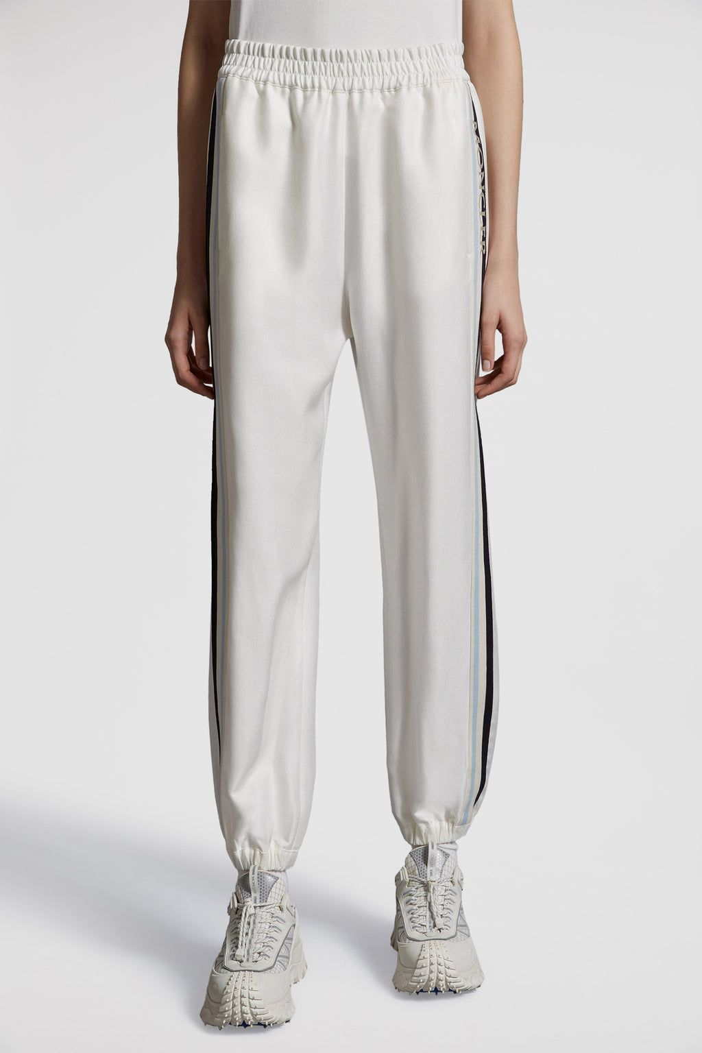 Imagen de joggers blancos con logo de Moncler para mujeres - Temporada Primavera-Verano 2024 - Vista de Detalle 12