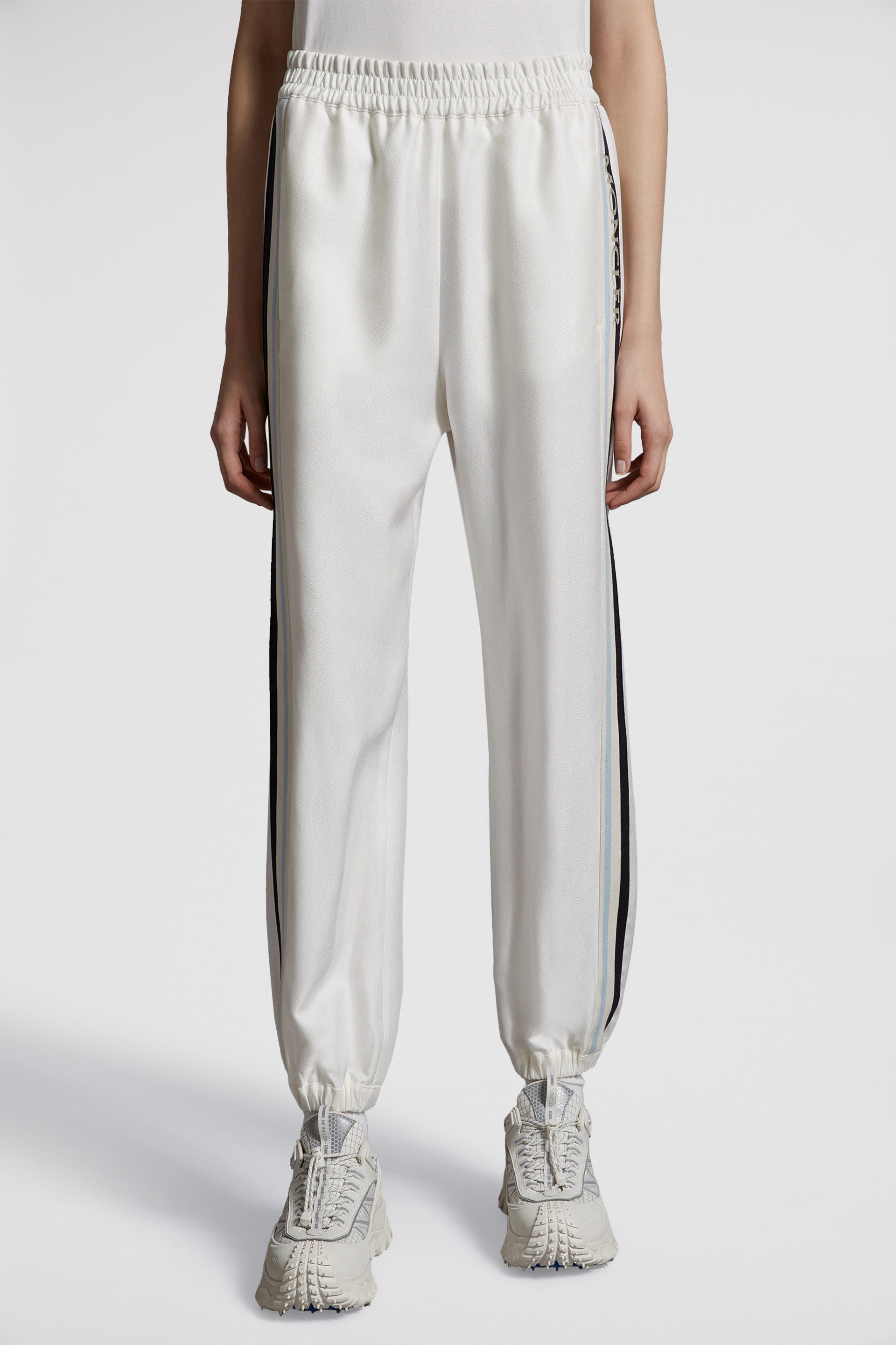 Imagen de joggers blancos con logo de Moncler para mujeres - Temporada Primavera-Verano 2024 - Vista de Detalle 12