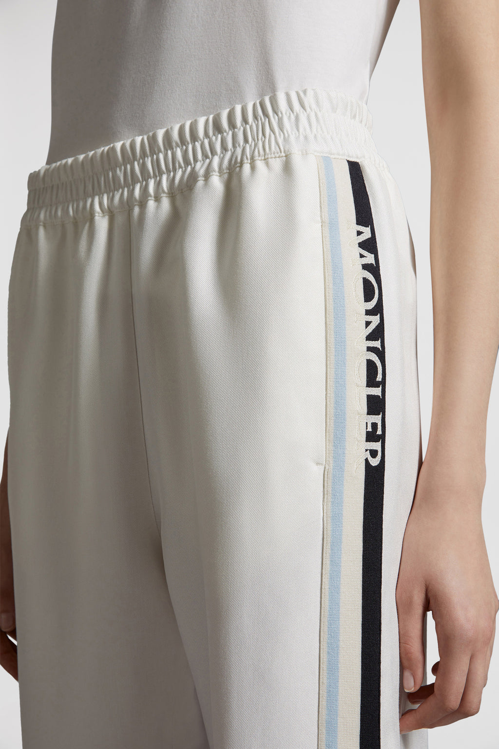 Imagen de joggers blancos con logo de Moncler para mujeres - Temporada Primavera-Verano 2024 - Vista de Detalle 11