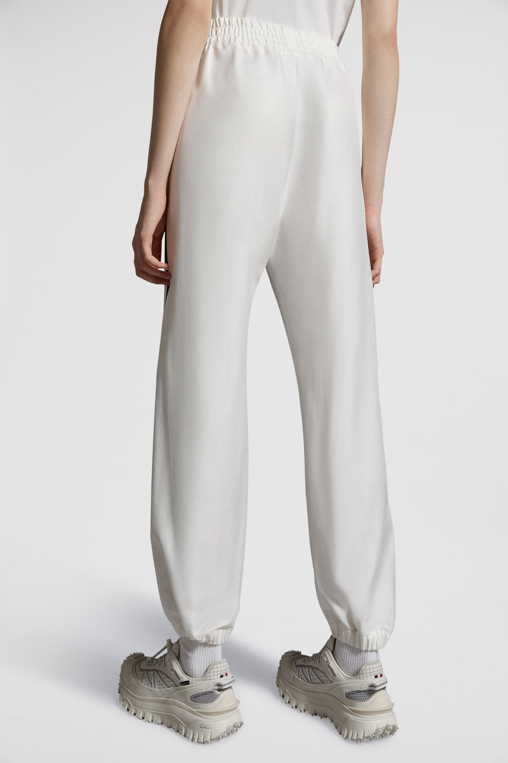 Imagen de joggers blancos con logo de Moncler para mujeres - Temporada Primavera-Verano 2024 - Vista de Detalle 10