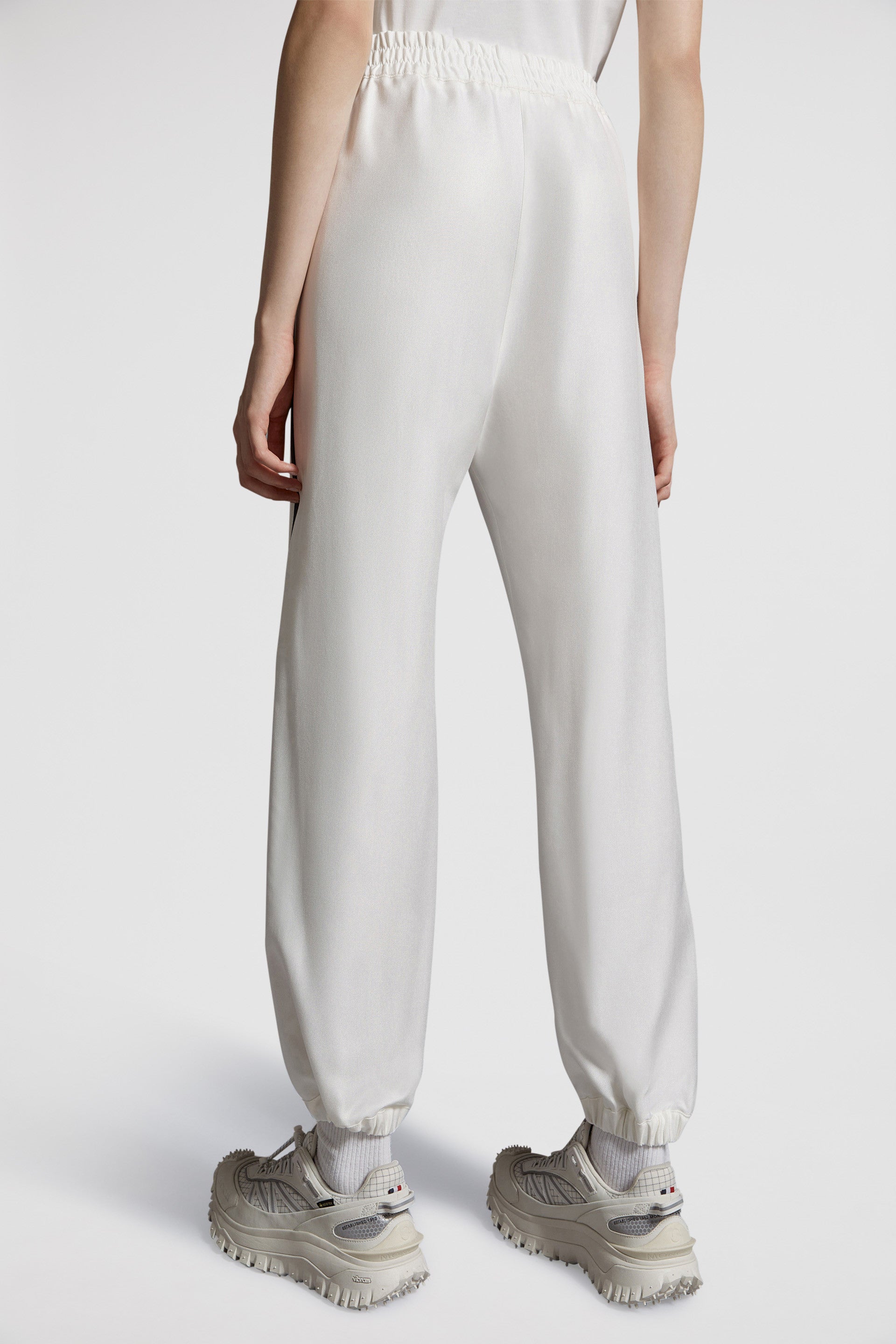 Imagen de joggers blancos con logo de Moncler para mujeres - Temporada Primavera-Verano 2024 - Vista de Detalle 10