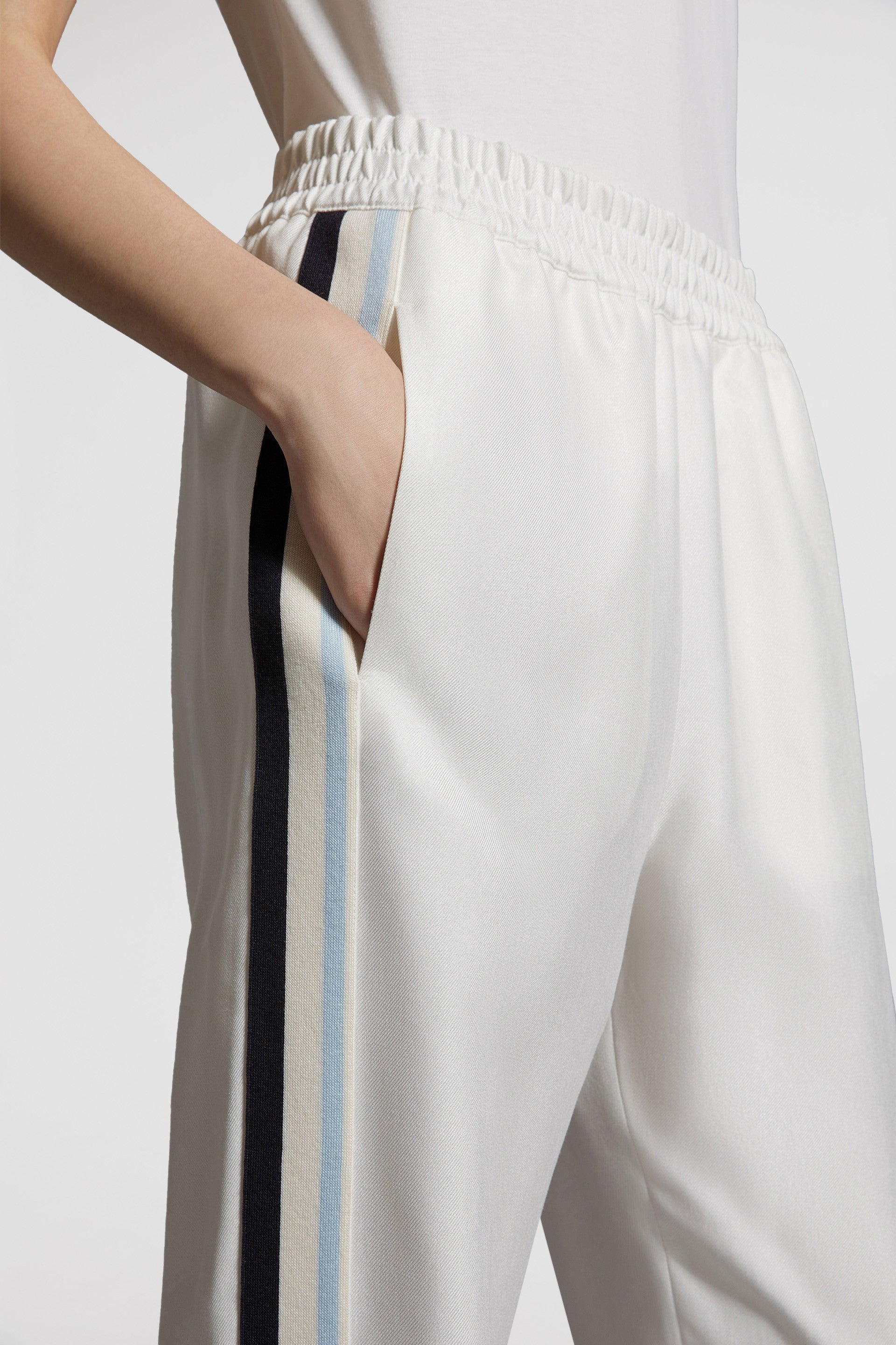 Imagen de joggers blancos con logo de Moncler para mujeres - Temporada Primavera-Verano 2024 - Vista de Detalle 9