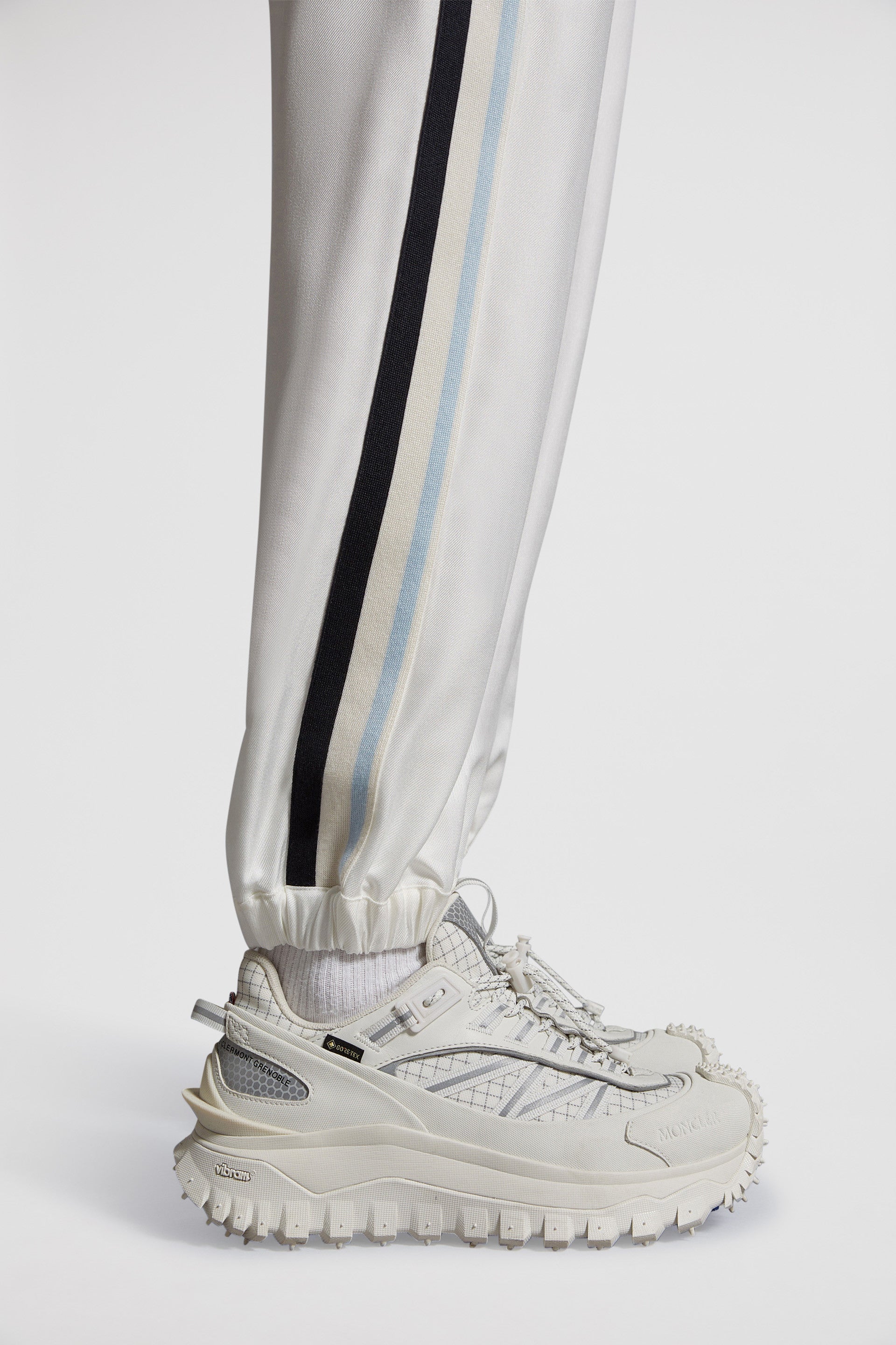 Imagen de joggers blancos con logo de Moncler para mujeres - Temporada Primavera-Verano 2024 - Vista de Detalle 8
