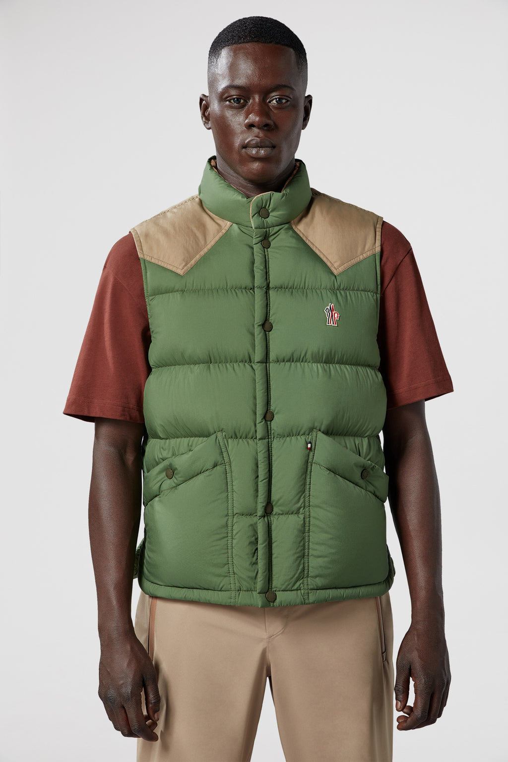 Imagen del chaleco sin mangas de nylon Veny de Moncler Grenoble para hombres - Temporada Primavera-Verano 2024 - Vista de detalle 12