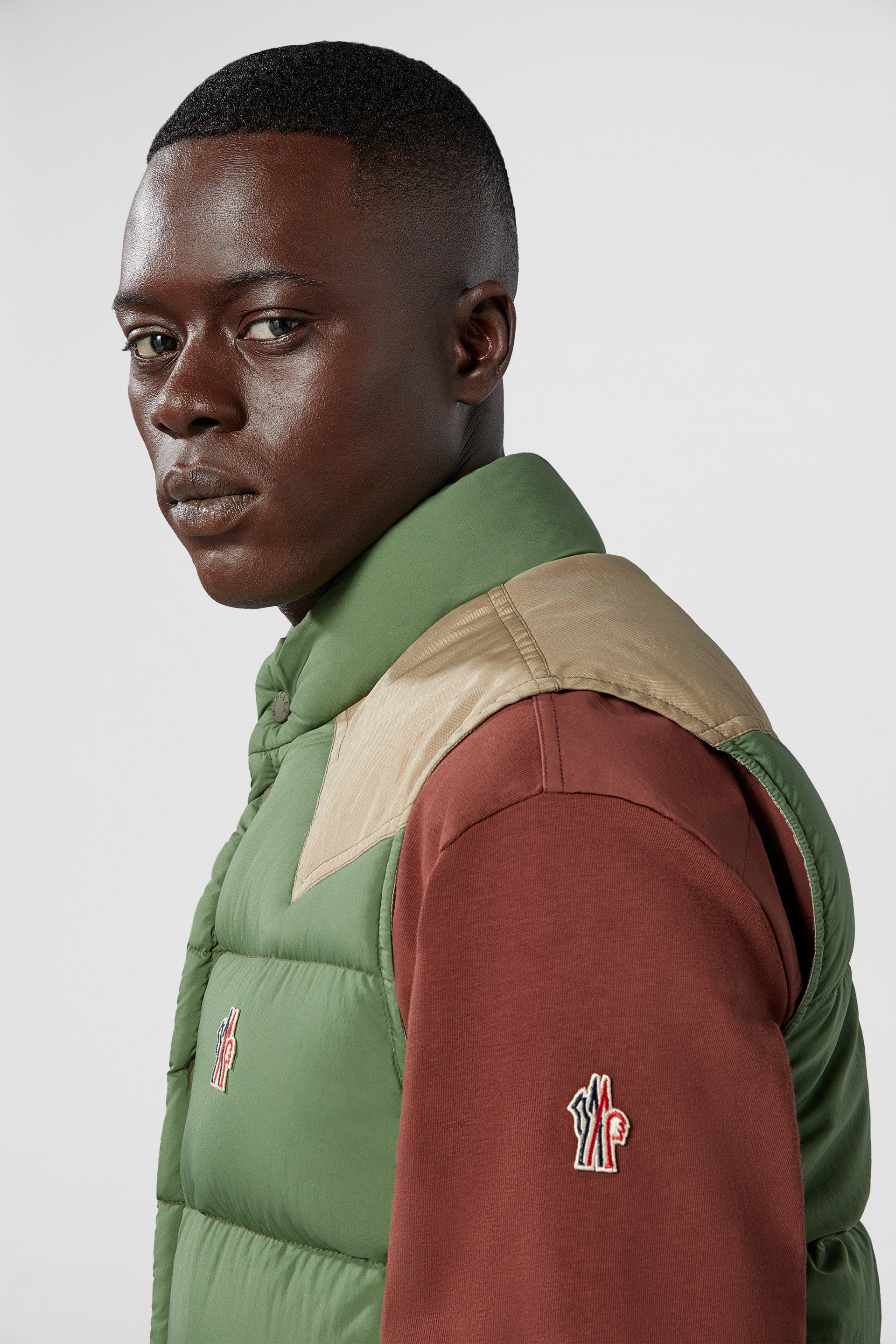 Imagen del chaleco sin mangas de nylon Veny de Moncler Grenoble para hombres - Temporada Primavera-Verano 2024 - Vista de detalle 11