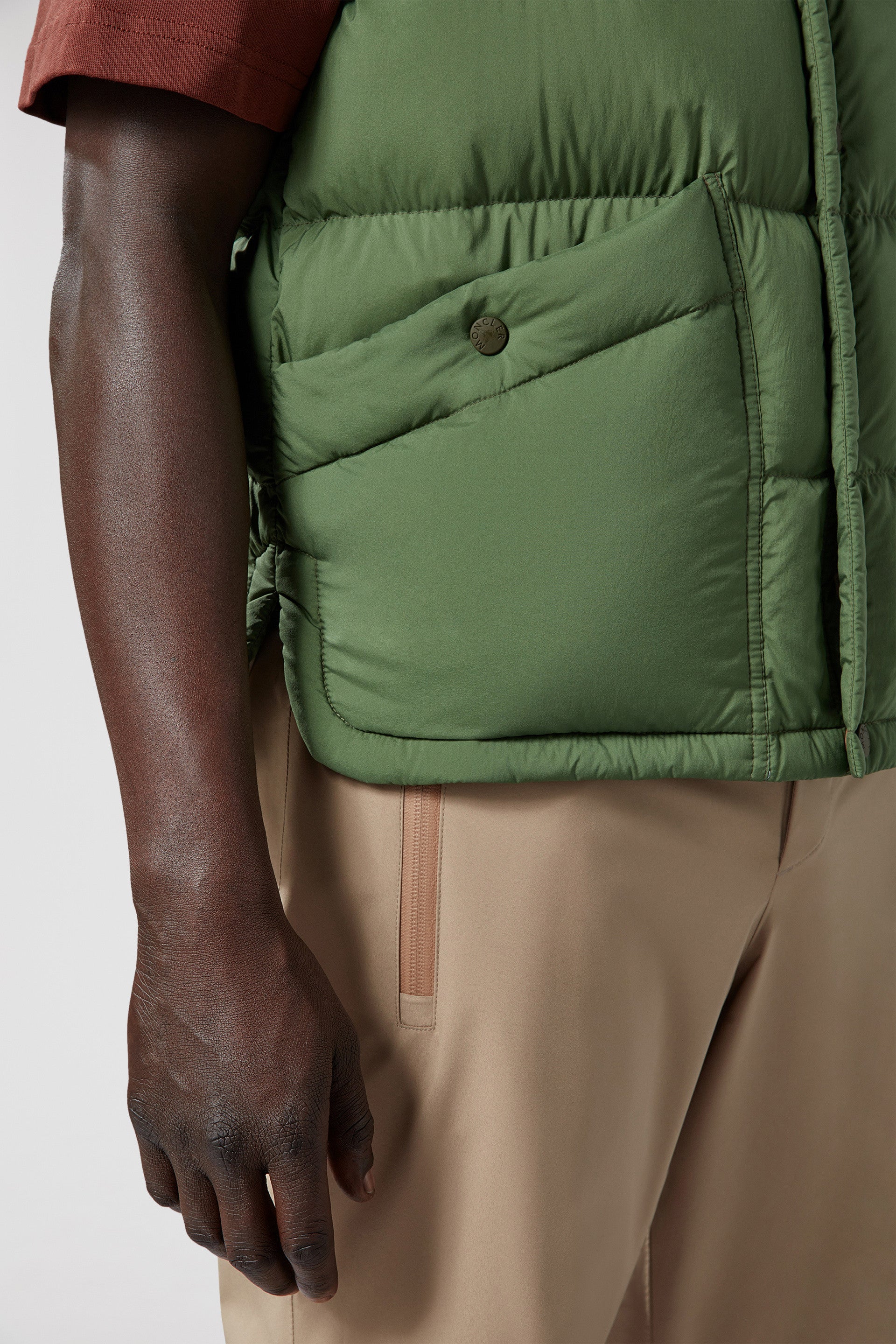 Imagen del chaleco sin mangas de nylon Veny de Moncler Grenoble para hombres - Temporada Primavera-Verano 2024 - Vista de detalle 9