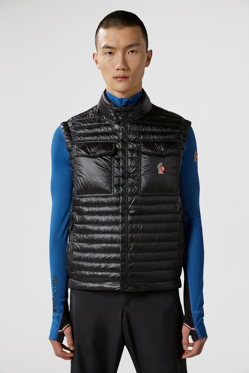 Imagen del chaleco de nylon acolchado Ollon de Moncler Grenoble para hombres - Temporada primavera-verano 2024 - Vista de detalle 13
