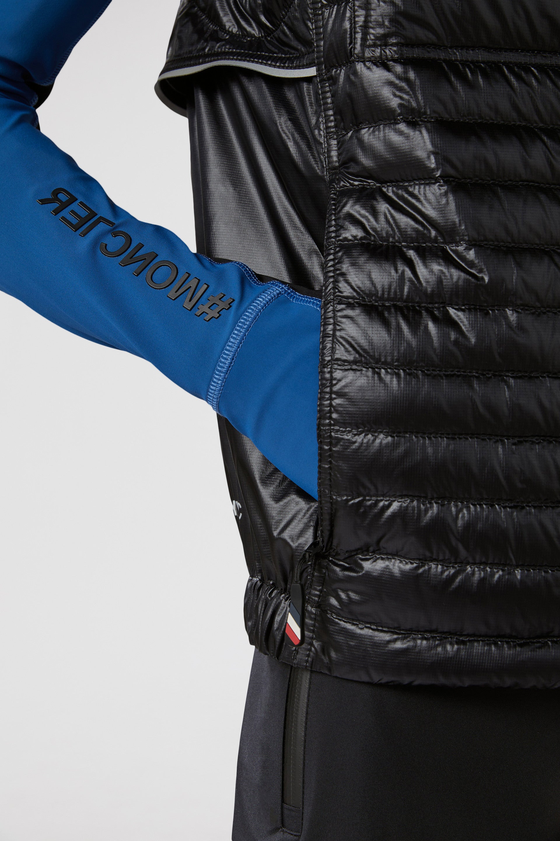 Imagen del chaleco de nylon acolchado Ollon de Moncler Grenoble para hombres - Temporada primavera-verano 2024 - Vista de detalle 10