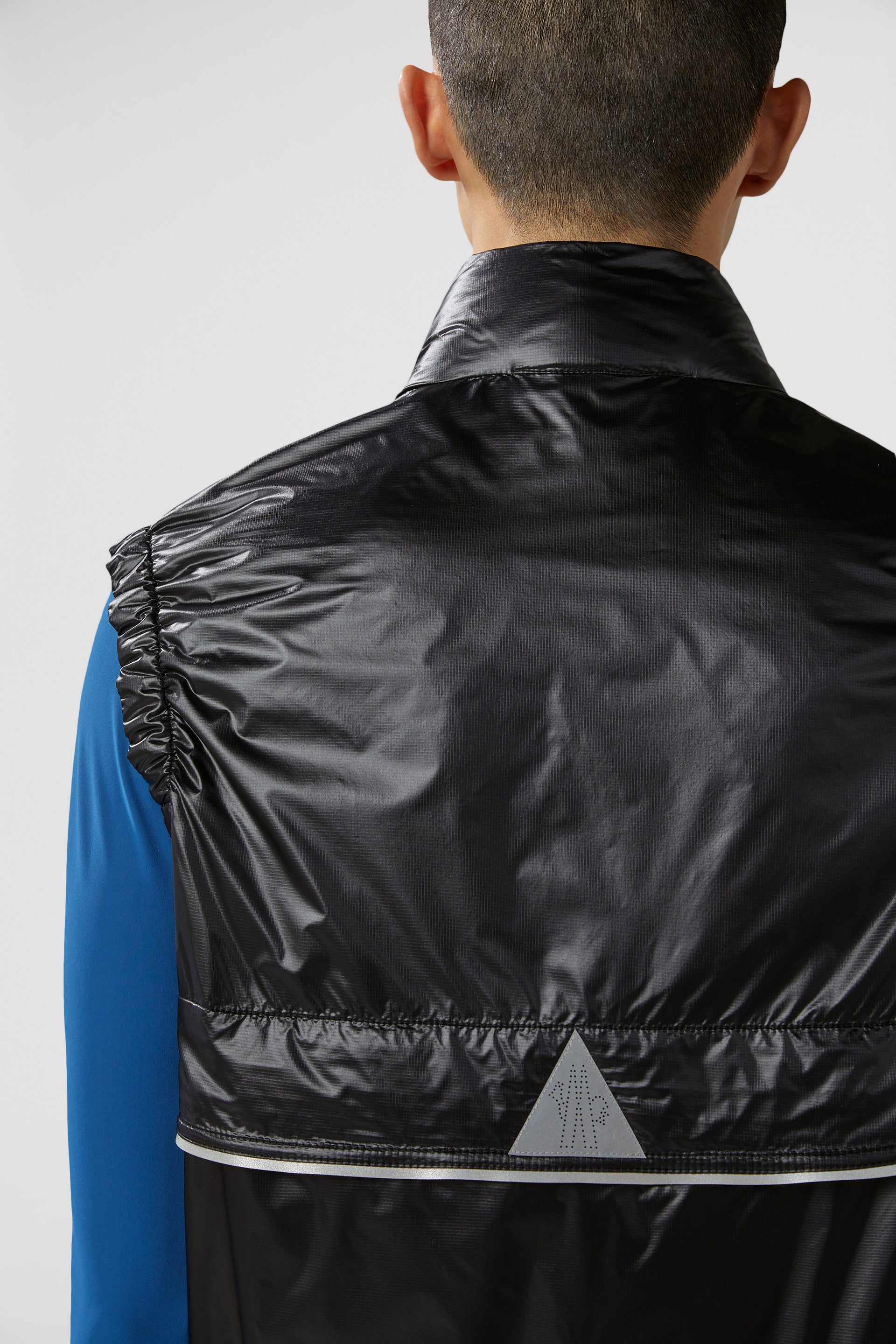 Imagen del chaleco de nylon acolchado Ollon de Moncler Grenoble para hombres - Temporada primavera-verano 2024 - Vista de detalle 9